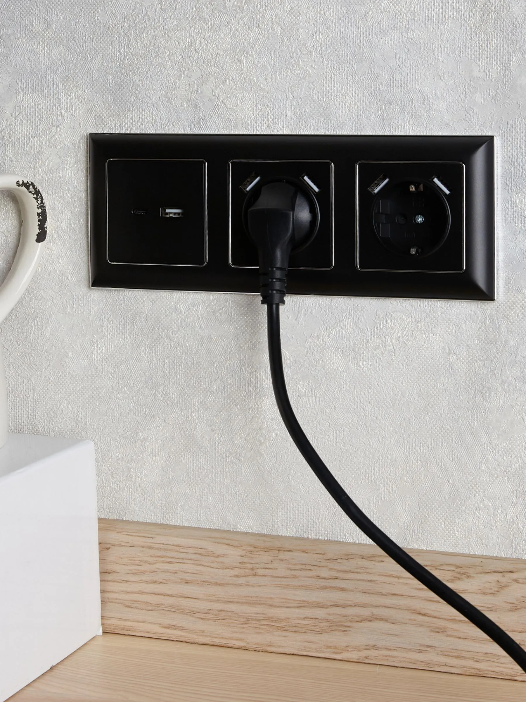 BRITE Розетка 1-местная с заземлением с защитными шторками 16А с USB A+A 5В 3,1А РЮш10-2-БрЧ черный IEK - Фото 7