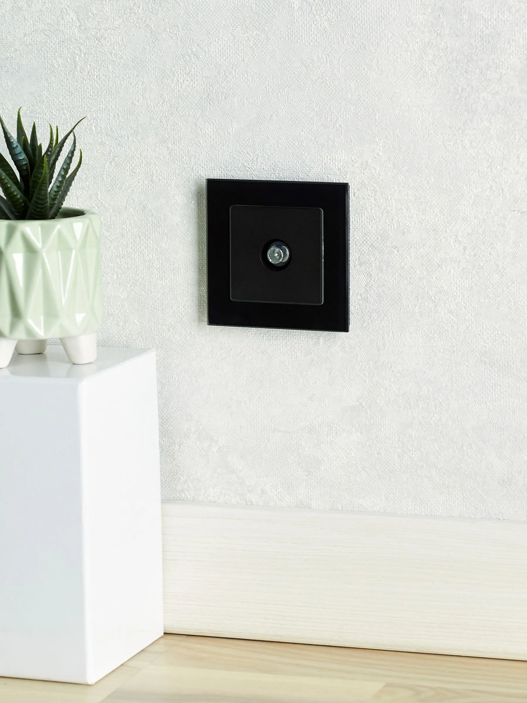 BRITE Розетка TV проходная РТВ10-0-БрЧ черный IEK - Фото 4