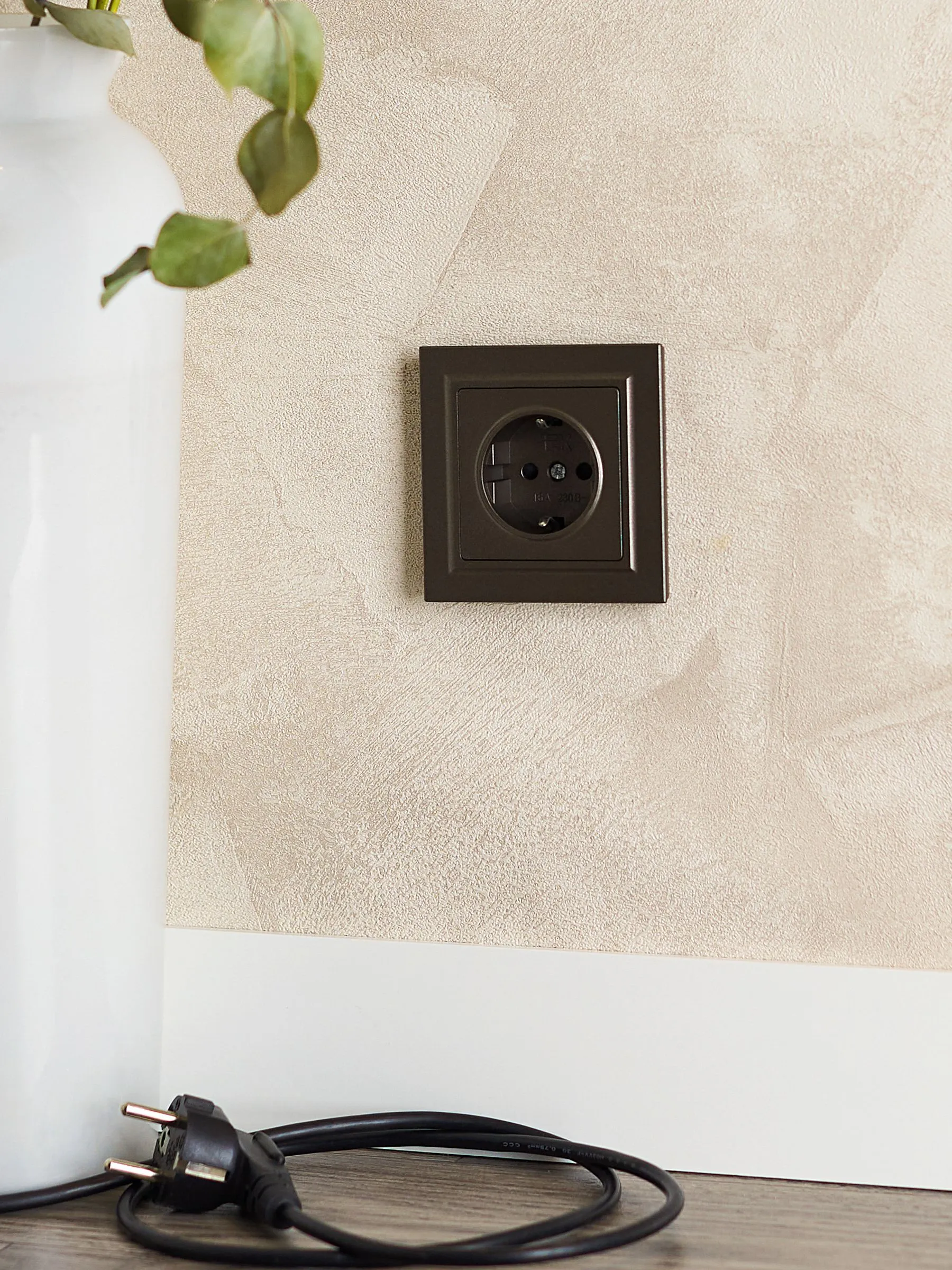 BRITE Розетка 1-местная с заземлением с защитными шторками 16А РС14-1-0-БрТБ темная бронза IEK - Фото 4