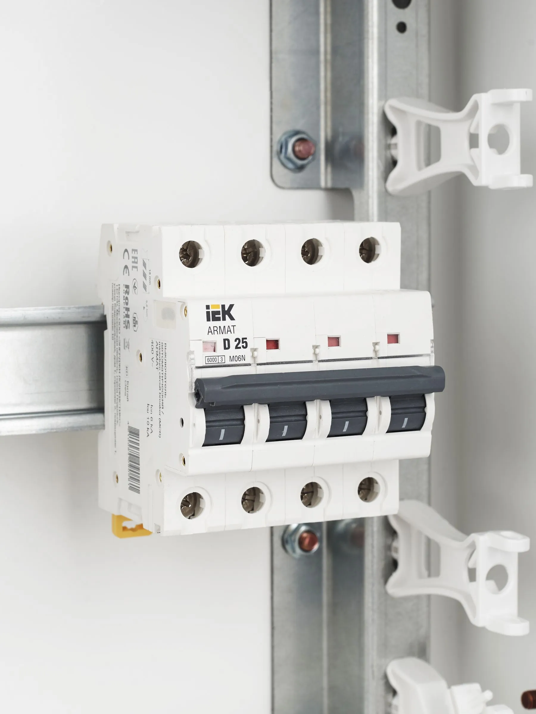 ARMAT Автоматический выключатель M06N 4P D 25А IEK - Фото 8