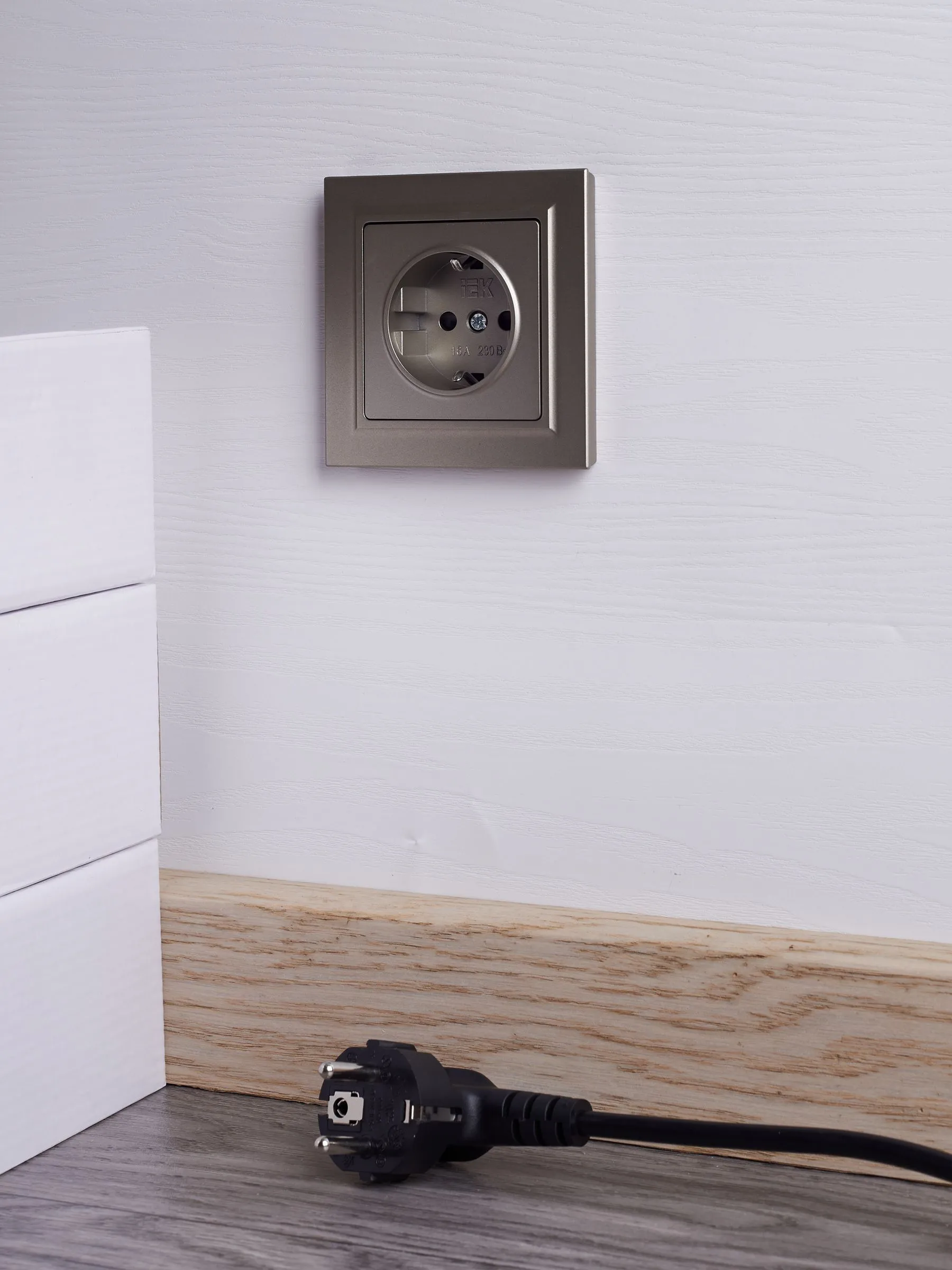 BRITE Розетка 1-местная с заземлением с защитными шторками 16А в сборе РСР14-1-0-БрШ шампань IEK - Фото 4