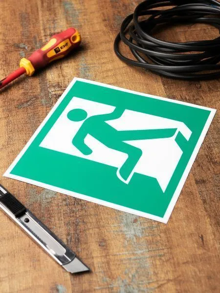 Знак наклейка E01-02 "Выход здесь" (правосторонний) (200х200) EKF