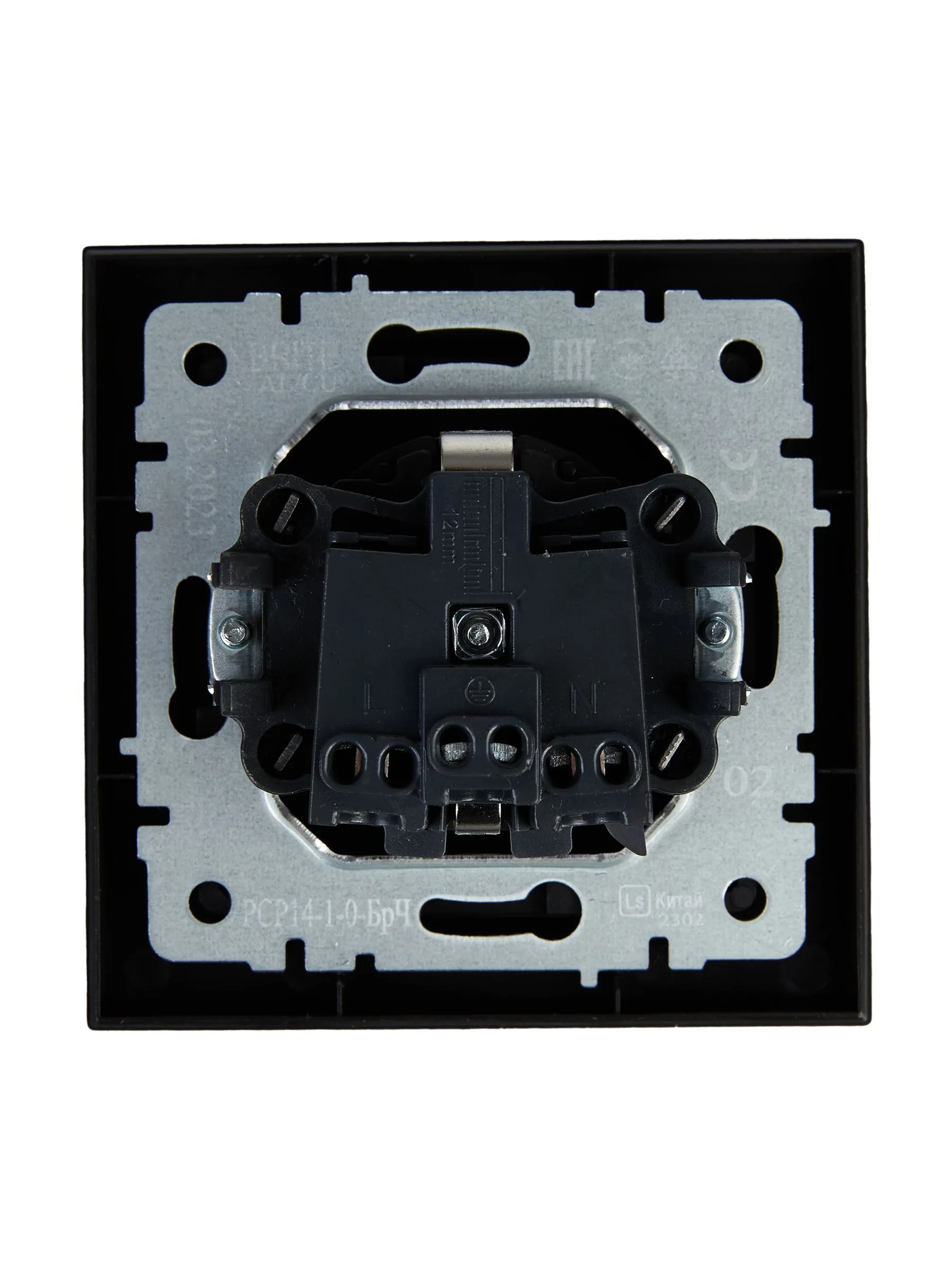 BRITE Розетка 1-местная с заземлением с защитными шторками 16А в сборе РСР14-1-0-БрЧ черный IEK - Фото 3