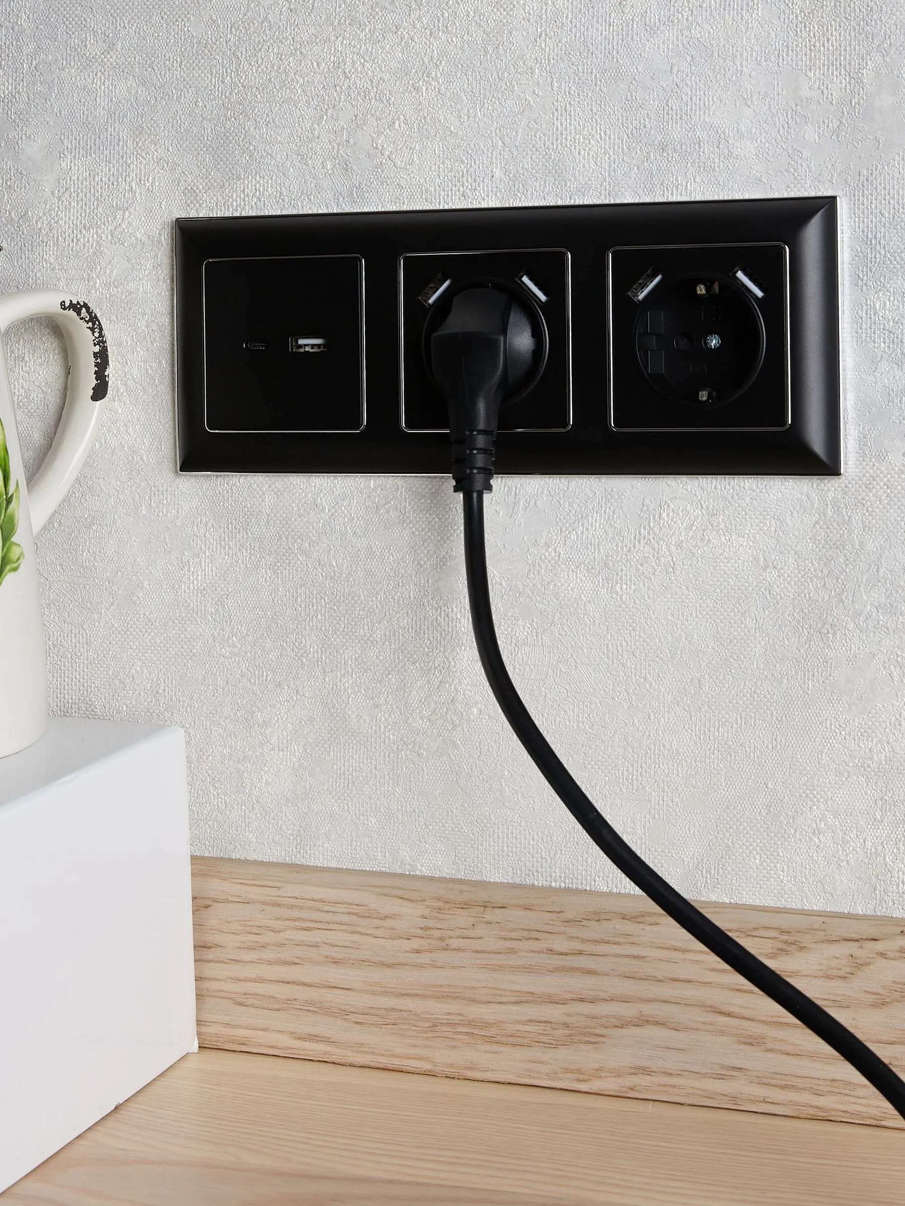 BRITE Розетка USB A+C 18Вт РЮ11-1-БрЧ черный IEK - Фото 4