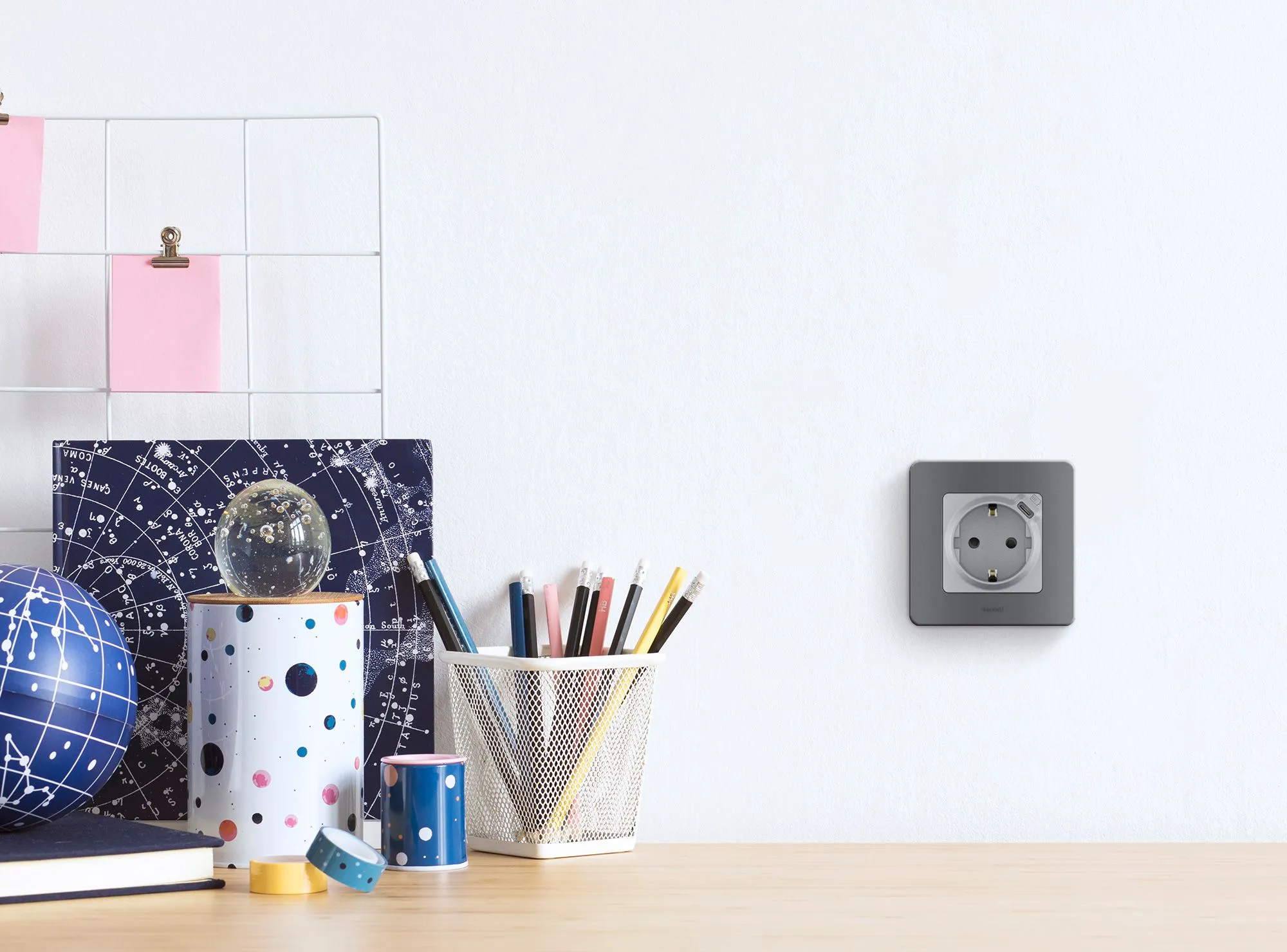 INSPIRIA Розетка 1-местная с заземлением с защитными шторками 16А с USB C 5В безвинтовое крепление алюминий - Фото 4