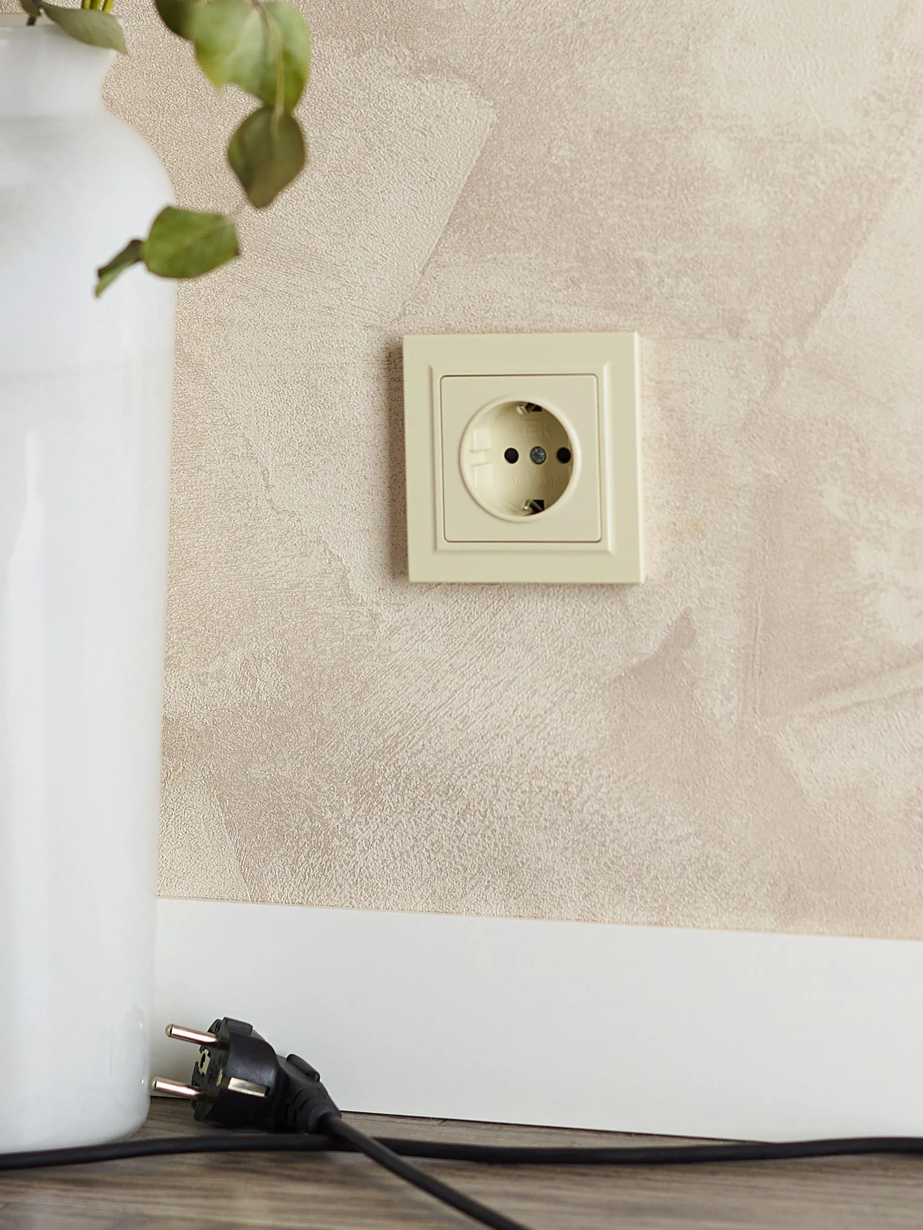 BRITE Розетка 1-местная с заземлением с защитными шторками 16А РС14-1-0-БрКр бежевый IEK - Фото 4