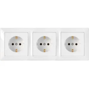 Розетка штепсельная трехместная для скрытой установки с заземляющим контактом на шинах РС16-354 1396BY