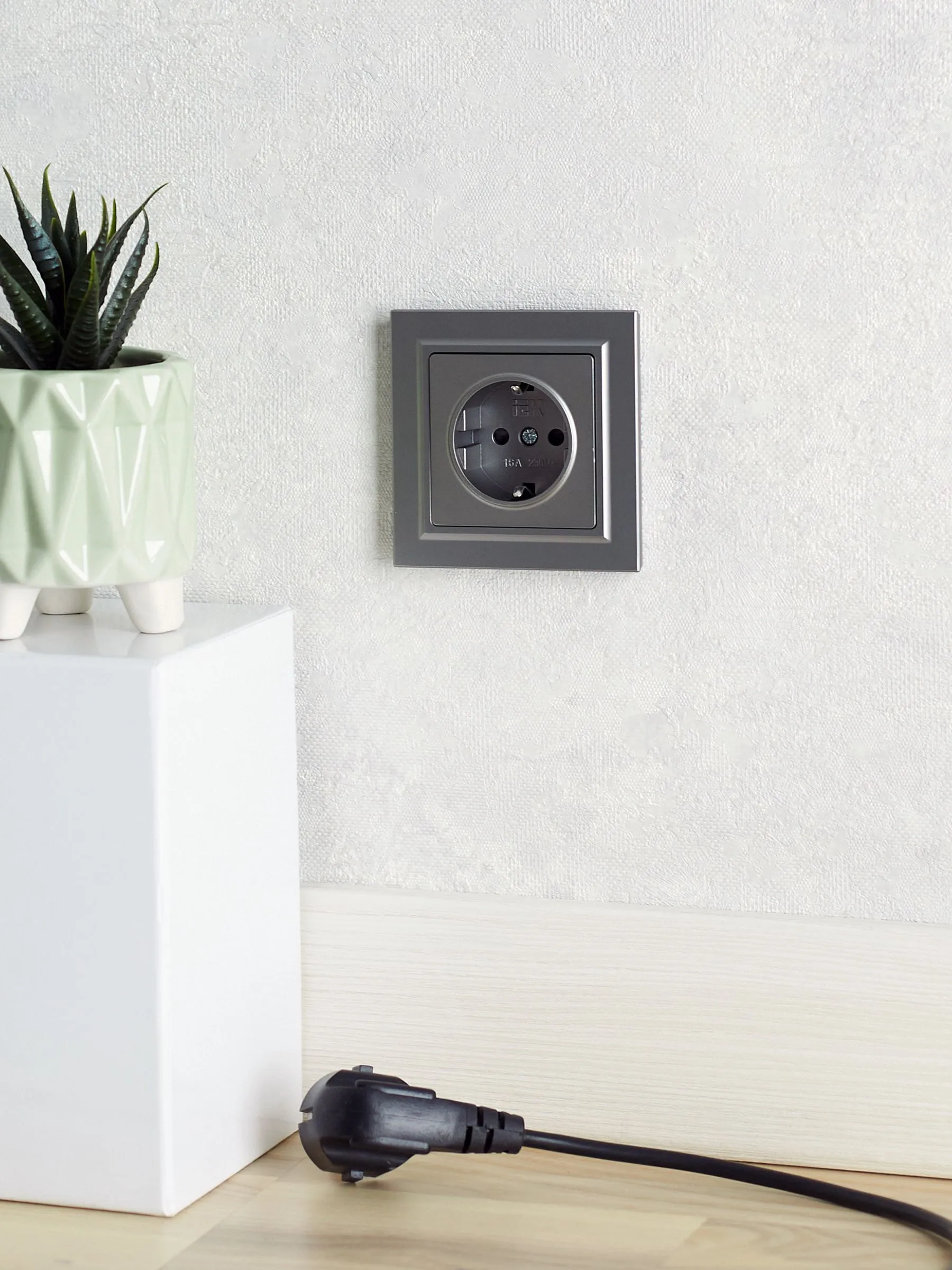 BRITE Розетка 1-местная с заземлением с защитными шторками 16А РС14-1-0-БрС сталь IEK - Фото 8