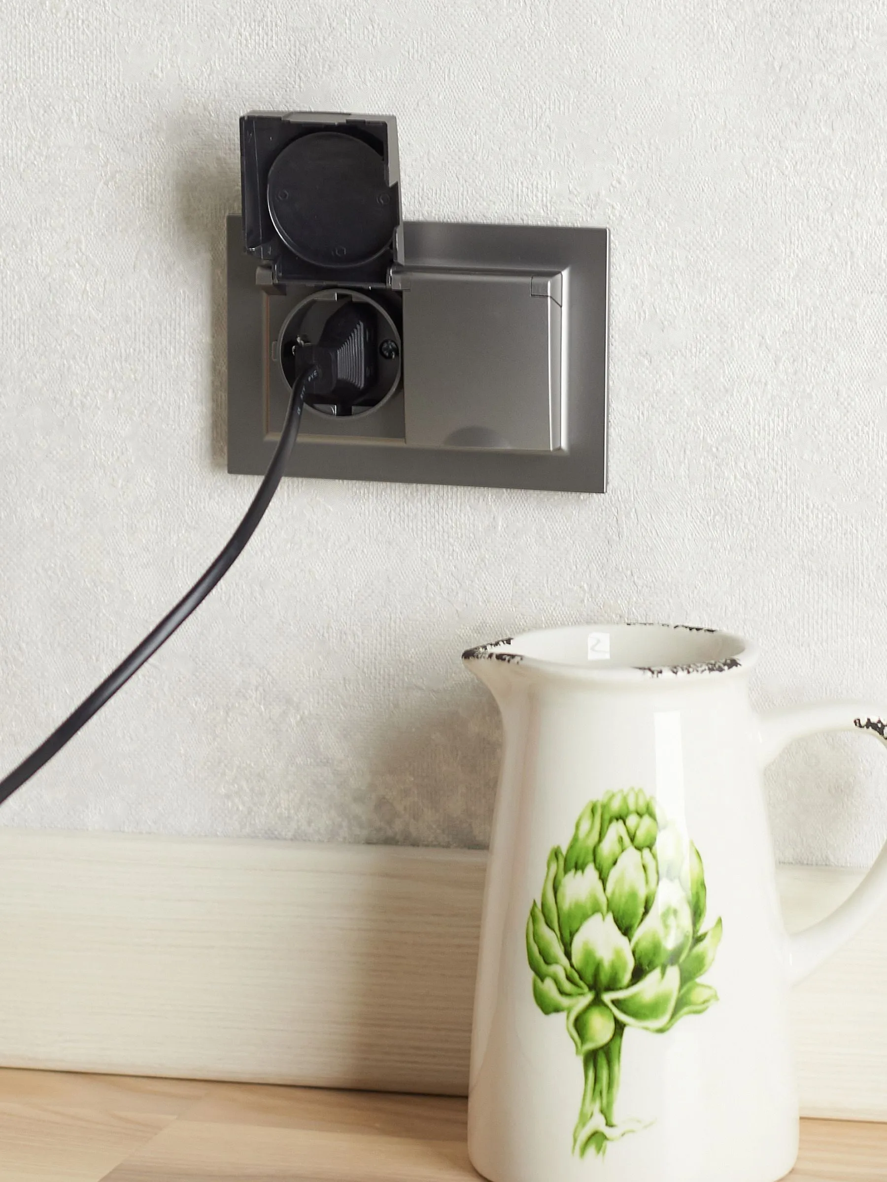 BRITE Розетка 2-местная с заземлением с защитными шторками и крышкой 16А в сборе IP44 РСбш12-3-44-БрС сталь IEK - Фото 4