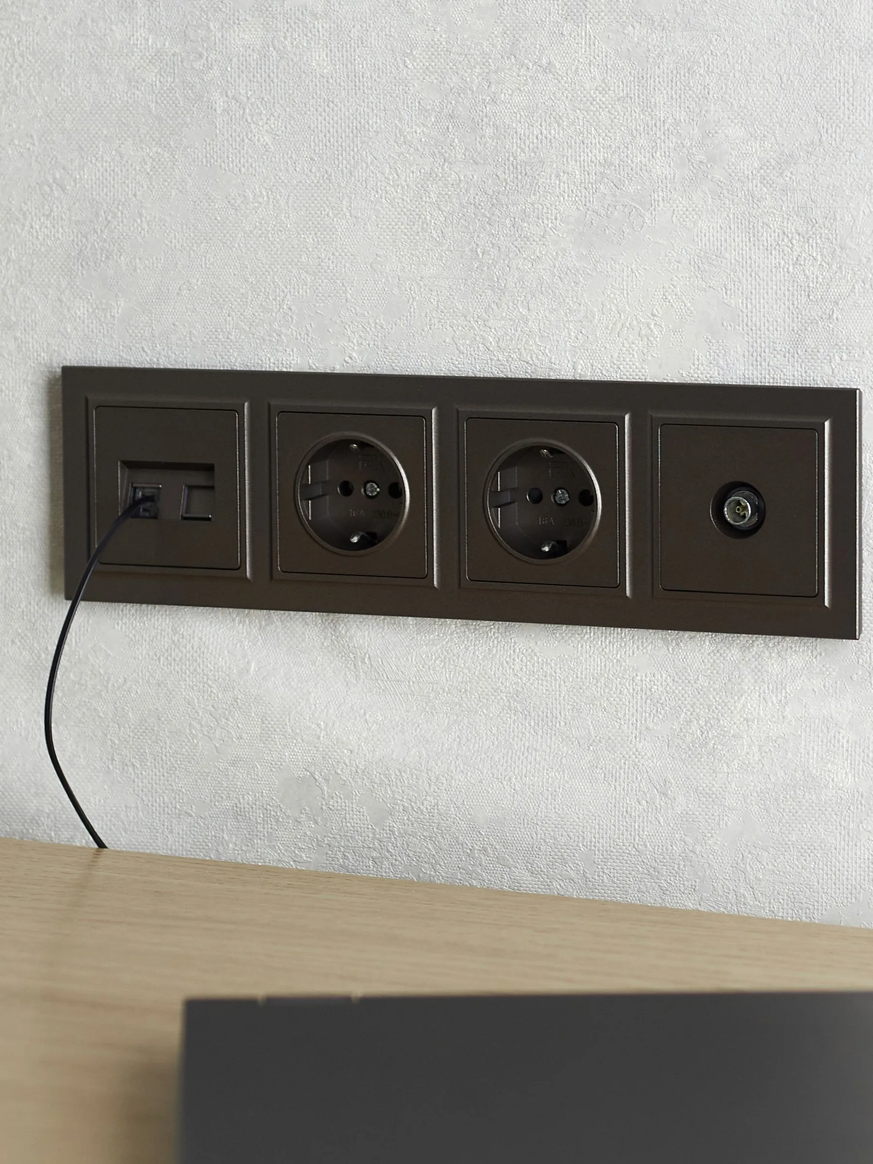 BRITE Рамка 4-местная РУ-4-БрТБ темная бронза IEK - Фото 6