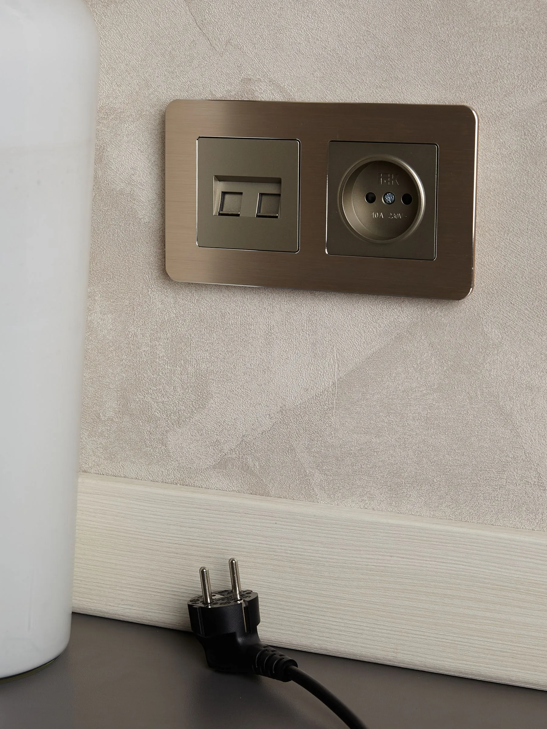 BRITE Розетка 1-местная без заземления с защитными шторками 10А РСш10-2-БрШ шампань IEK - Фото 6