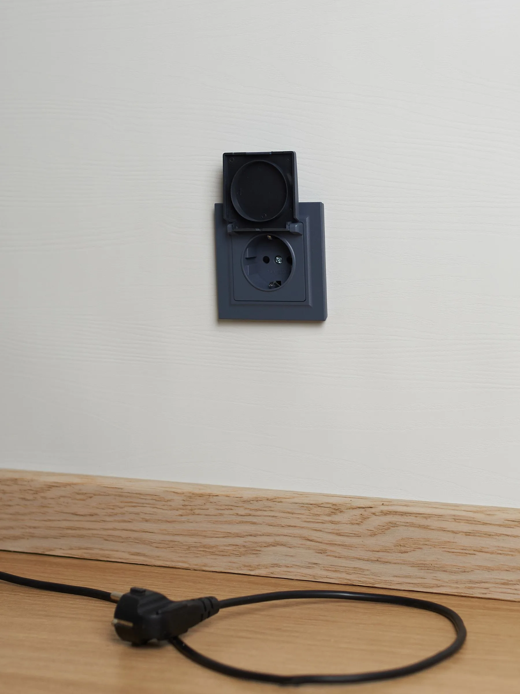 BRITE Розетка 1-местная с заземлением с защитными шторками и крышкой 16А IP44 РСбш10-3-44-БрМ маренго IEK - Фото 5