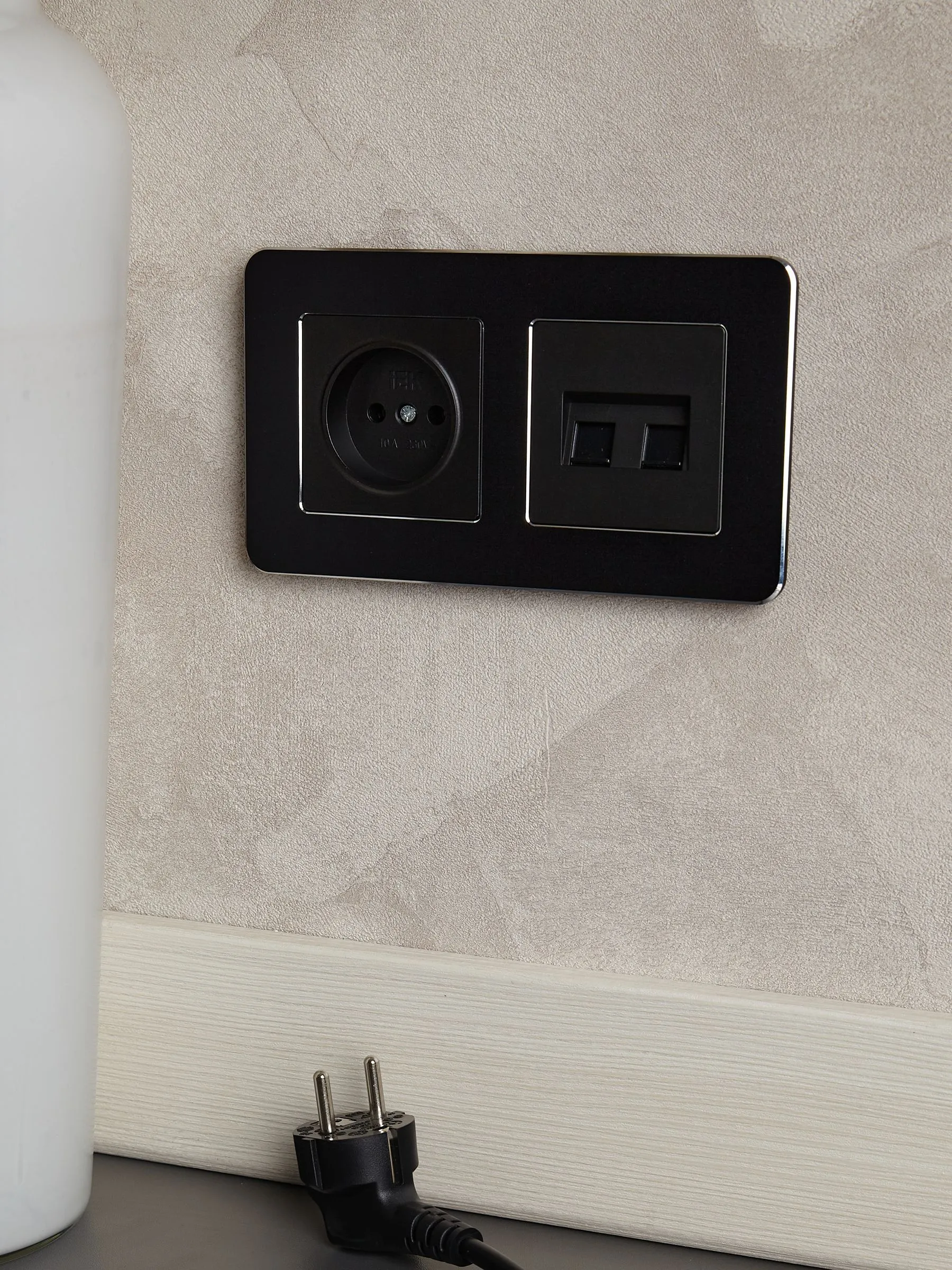 BRITE Рамка 2-местная РУ-2-1-Бр металл черный RE IEK - Фото 4