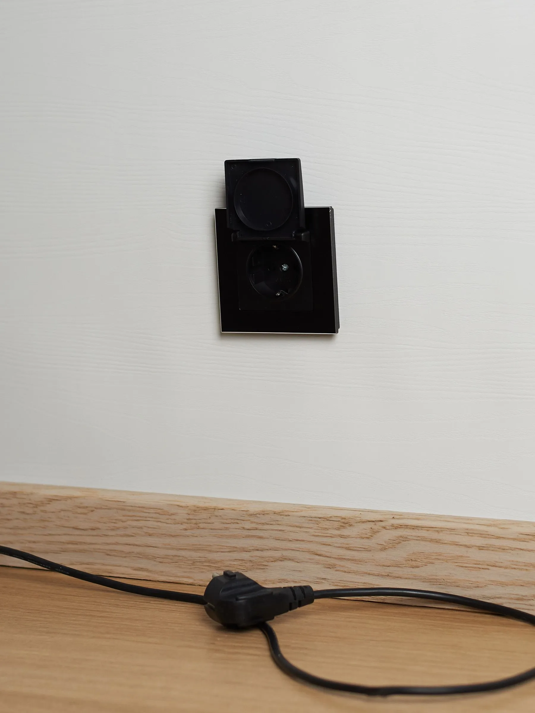 BRITE Розетка 1-местная с заземлением с защитными шторками и крышкой 16А IP44 РСбш10-3-44-БрЧ черный IEK - Фото 7