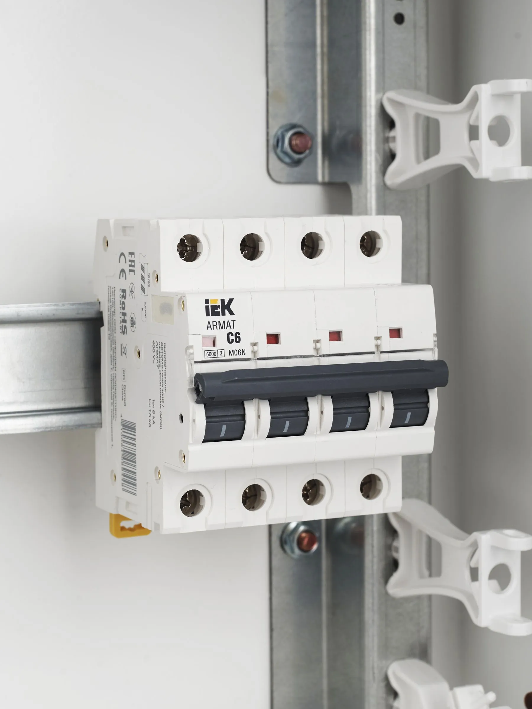 ARMAT Автоматический выключатель M06N 4P C 6А IEK - Фото 9
