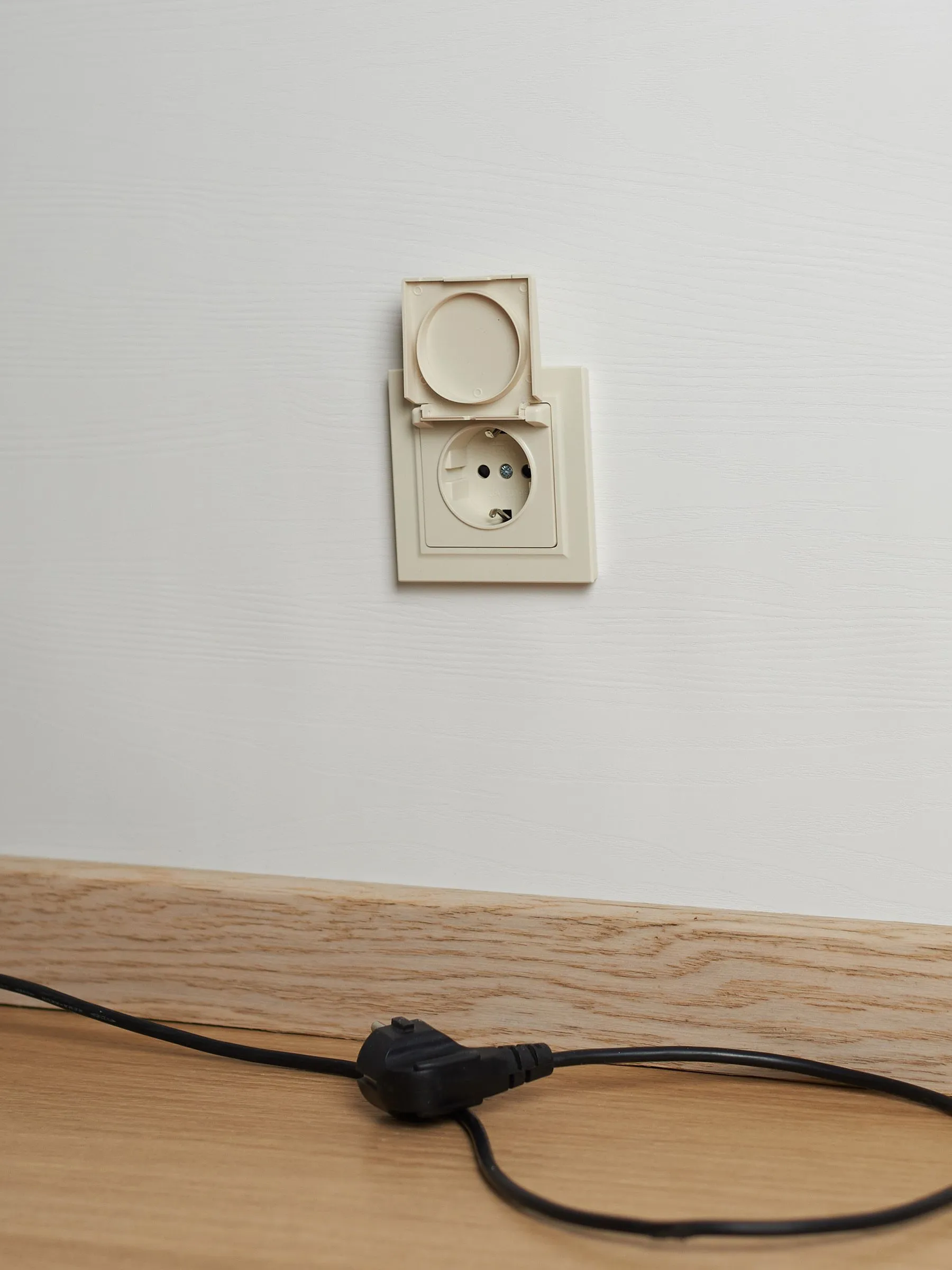 BRITE Розетка 1-местная с заземлением с защитными шторками и крышкой 16А IP44 РСбш10-3-44-БрКр бежевый IEK - Фото 8