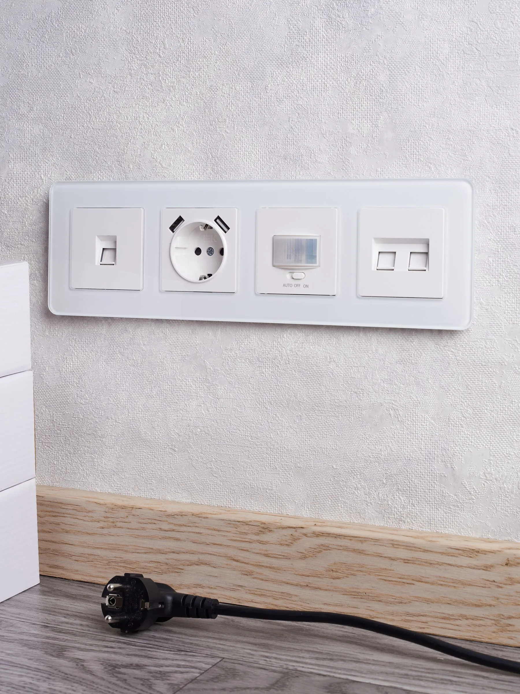 BRITE Розетка 1-местная с заземлением с защитными шторками 16А с USB A+A 5В 3,1А РЮш10-2-БрБ белый IEK - Фото 5