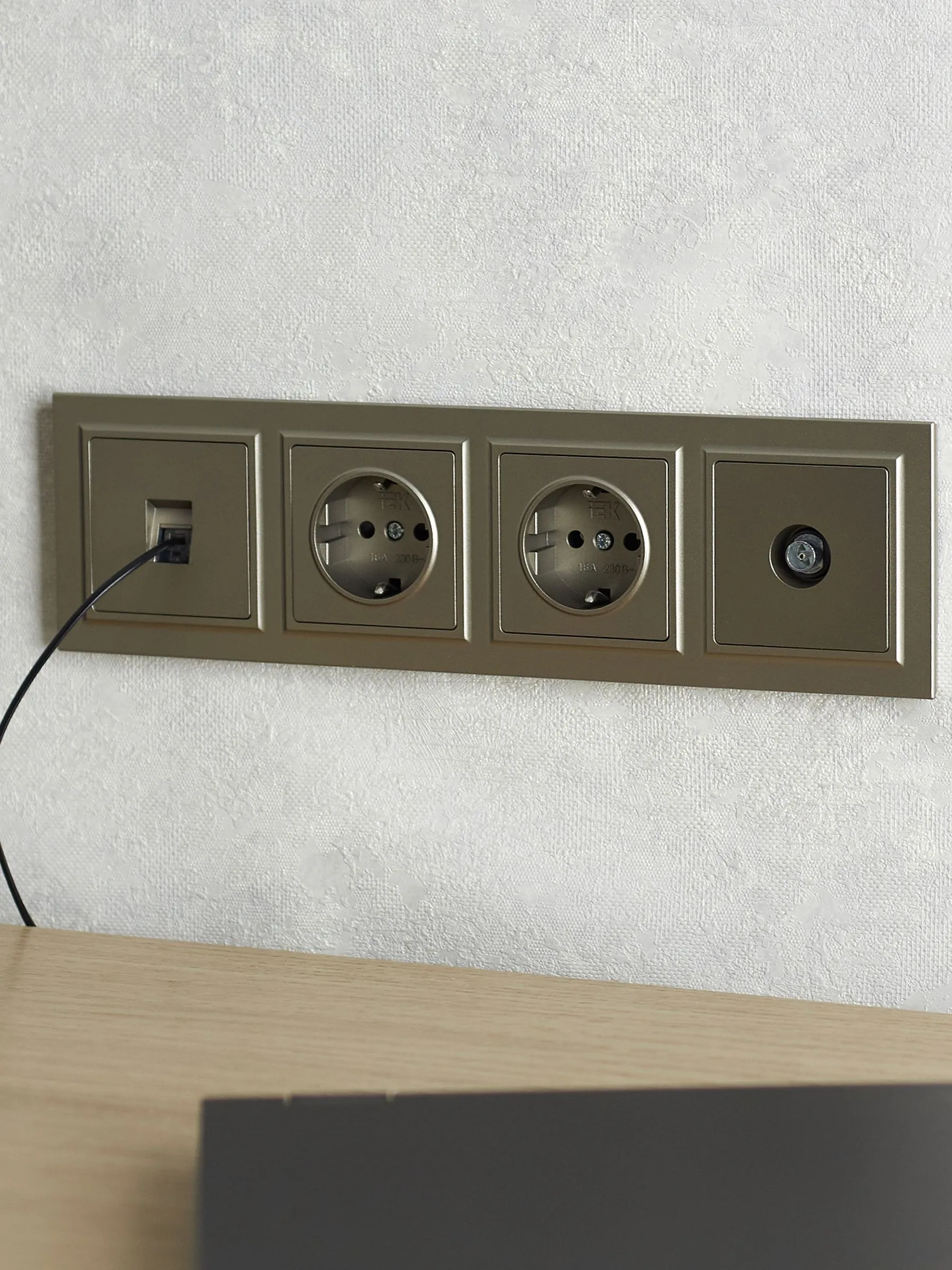 BRITE Рамка 4-местная РУ-4-БрШ шампань IEK - Фото 4