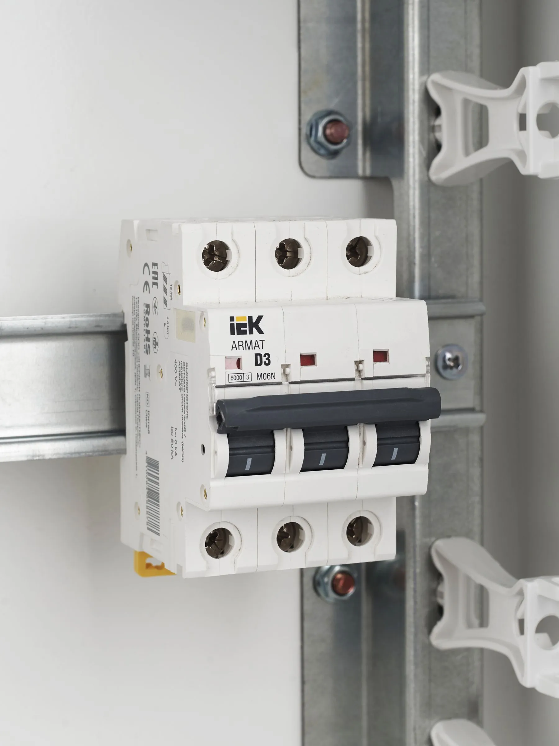 ARMAT Автоматический выключатель M06N 3P D 3А IEK - Фото 3