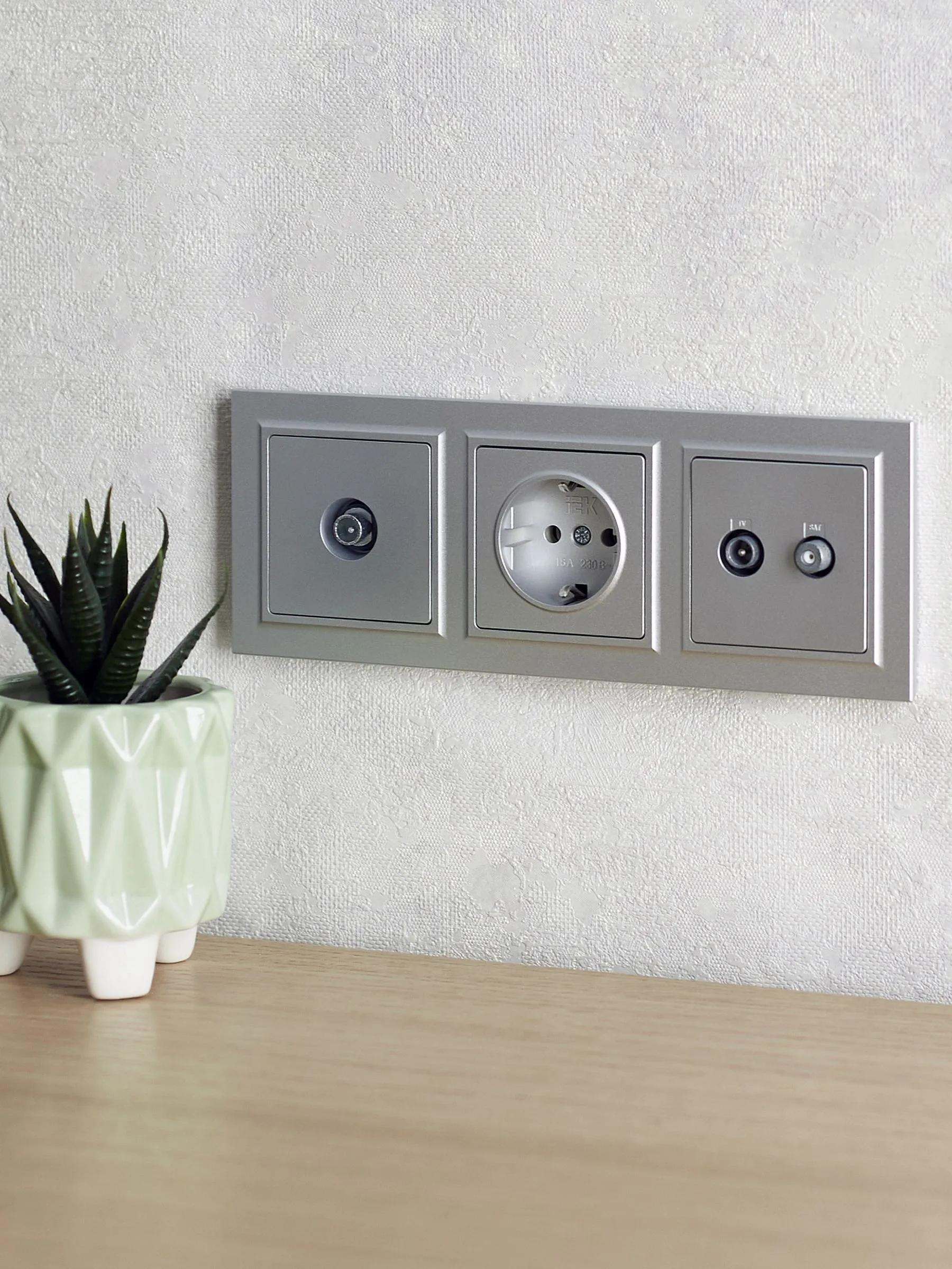 BRITE Рамка 3-местная РУ-3-БрА алюминий IEK - Фото 2