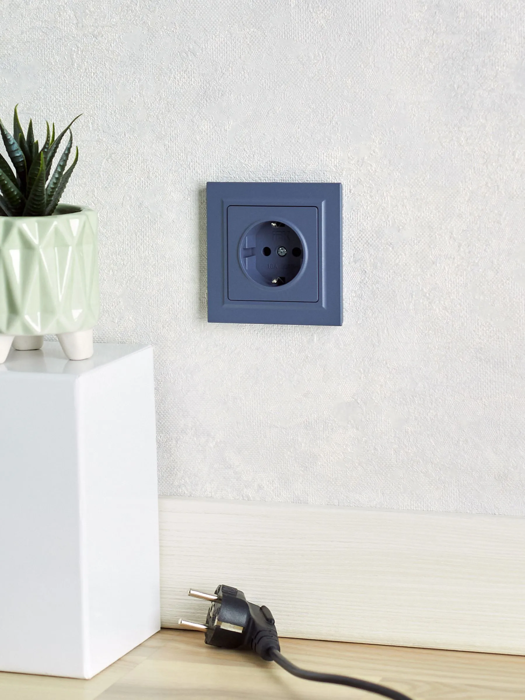 BRITE Розетка 1-местная с заземлением без защитных шторок 16А РС11-1-0-БрМ маренго IEK - Фото 4