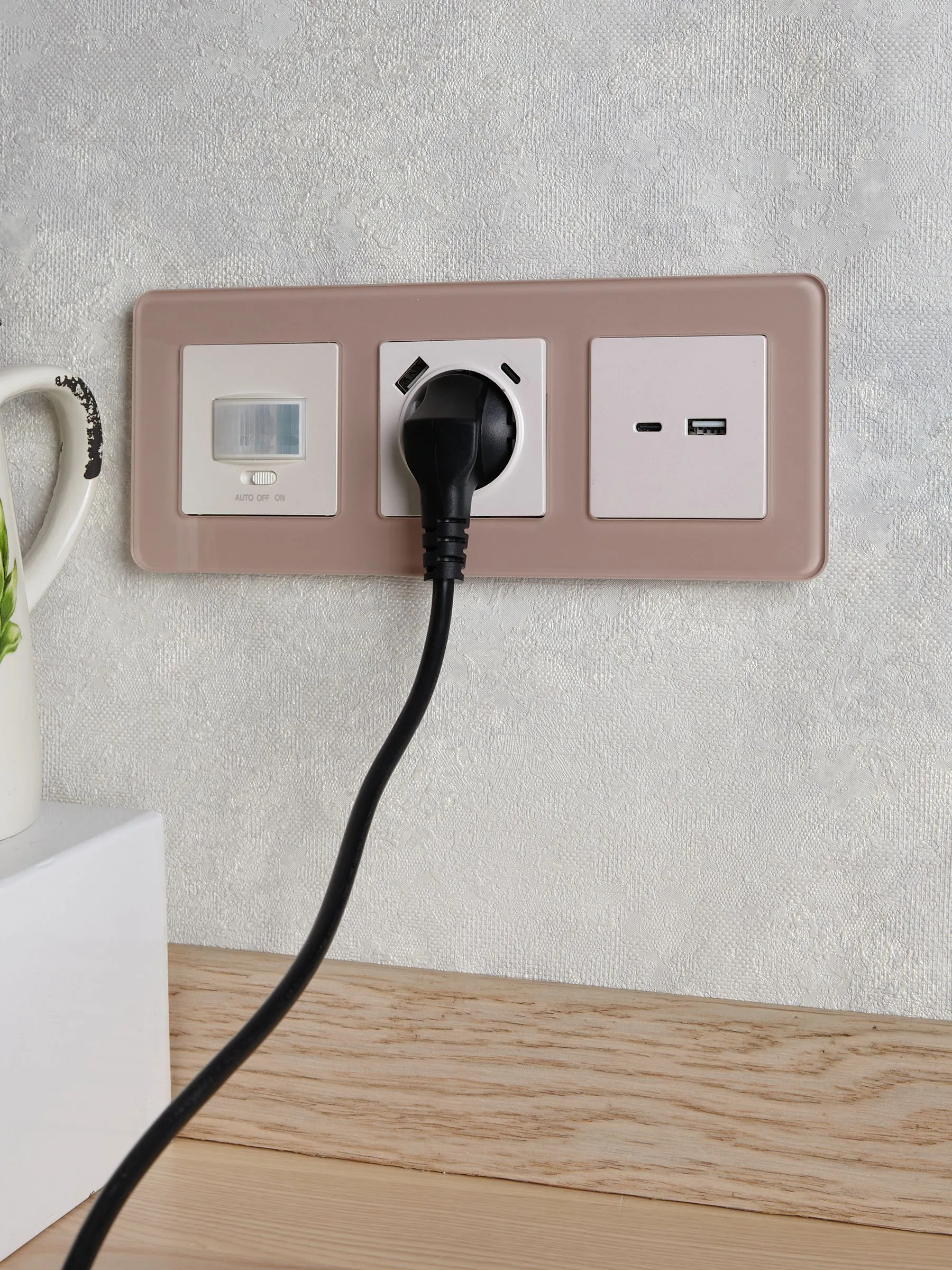 BRITE Розетка USB A+C 18Вт РЮ11-1-БрЖ жемчуг IEK - Фото 4