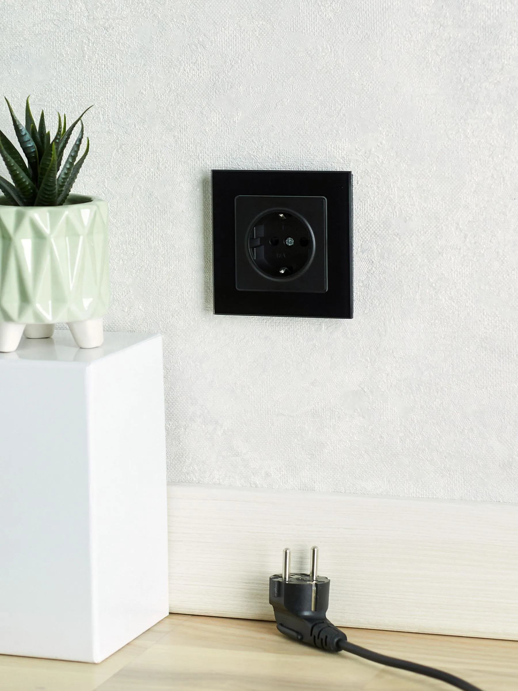 BRITE Розетка 1-местная с заземлением с защитными шторками 16А РС14-1-0-БрЧ черный IEK - Фото 4