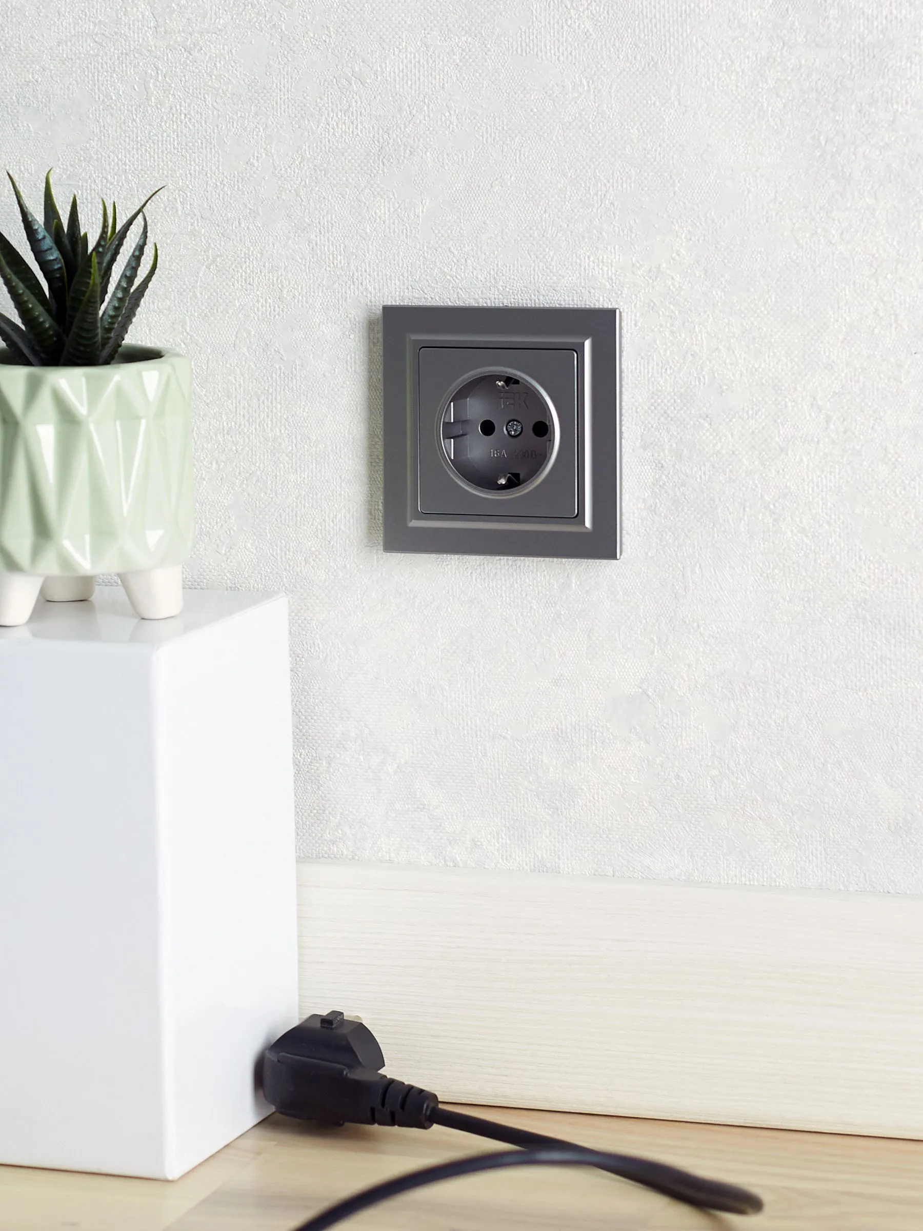 BRITE Розетка 1-местная с заземлением без защитных шторок 16А РС11-1-0-БрС сталь IEK - Фото 4