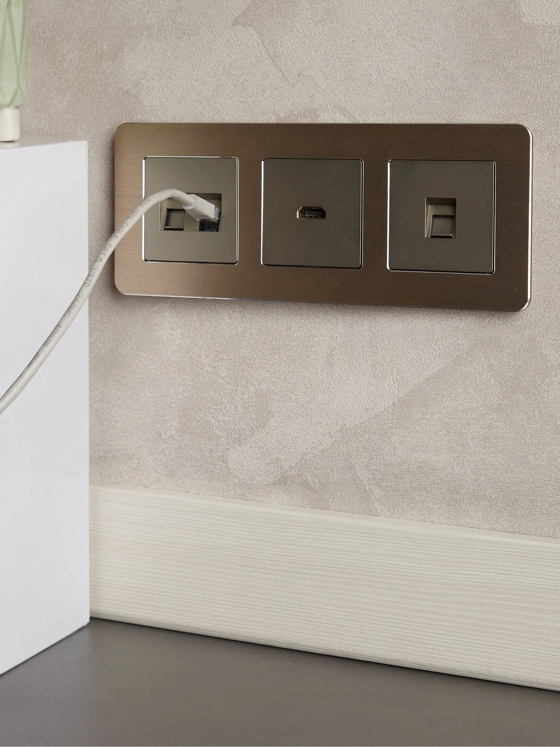 BRITE Рамка 3-местная РУ-3-1-Бр металл шампань RE AL IEK - Фото 4