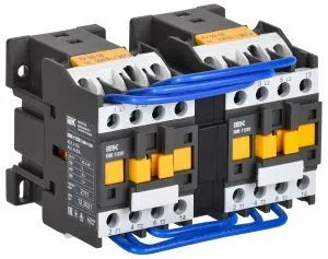 Контактор КМИ-11230 реверс 12А 230В/АС3 2NO IEK KKM13-012-230-20-1