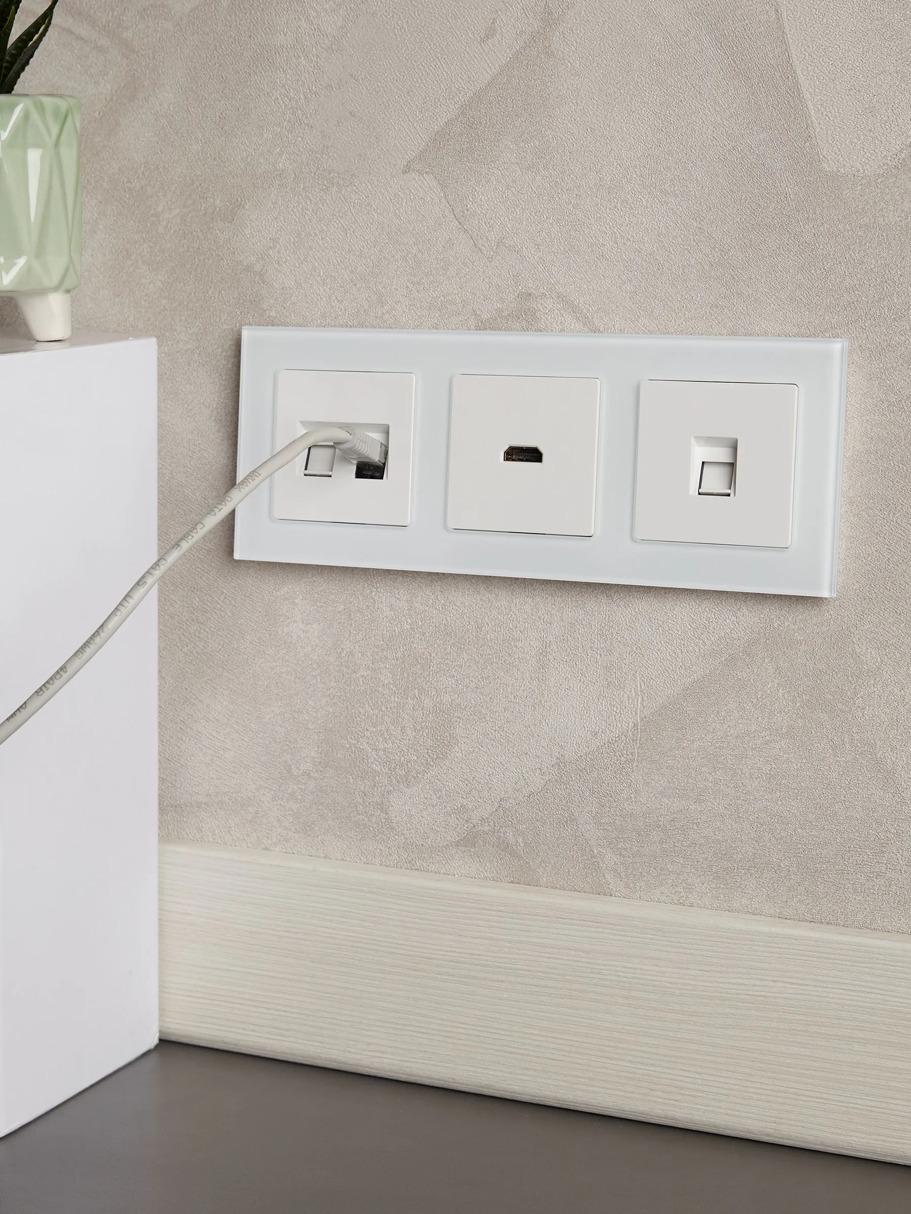 BRITE Рамка 3-местная РУ-3-2-Бр стекло белый матовый IEK - Фото 7