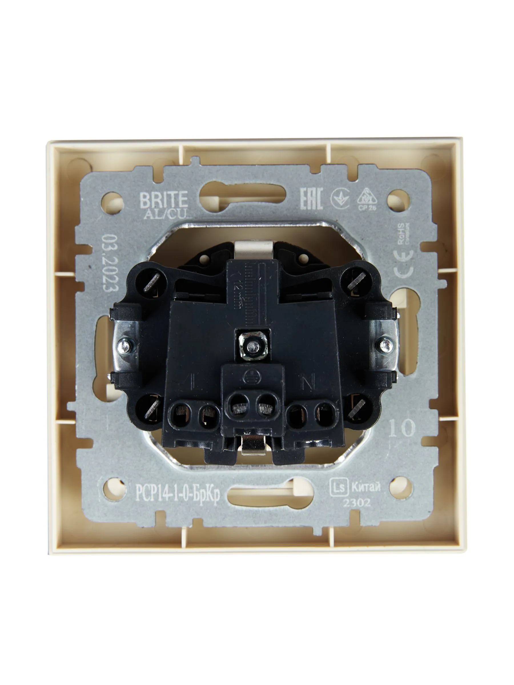 BRITE Розетка 1-местная с заземлением с защитными шторками 16А в сборе РСР14-1-0-БрКр бежевый IEK - Фото 3
