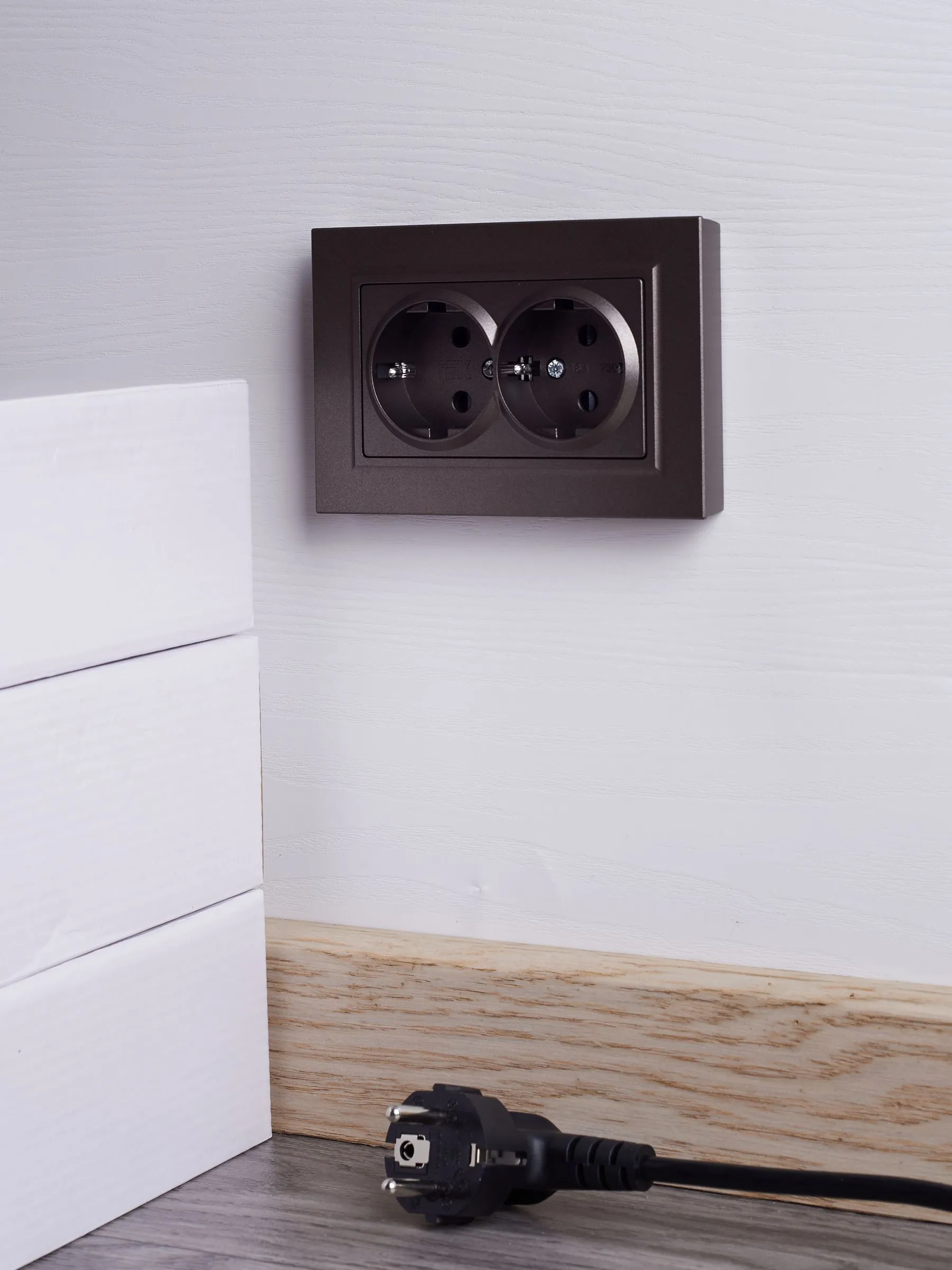 BRITE Розетка 2-местная с заземлением с защитными шторками 16А в сборе РСш12-3-БрТБ темная бронза IEK - Фото 6