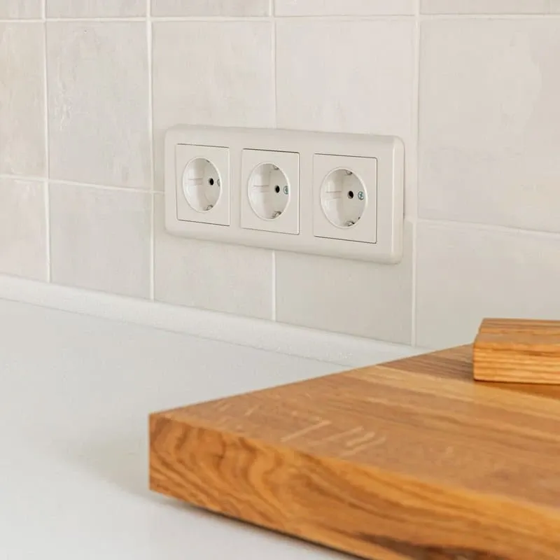 Розетка с заземлением и шторками (перламутровый рифленый) Werkel - Фото 4