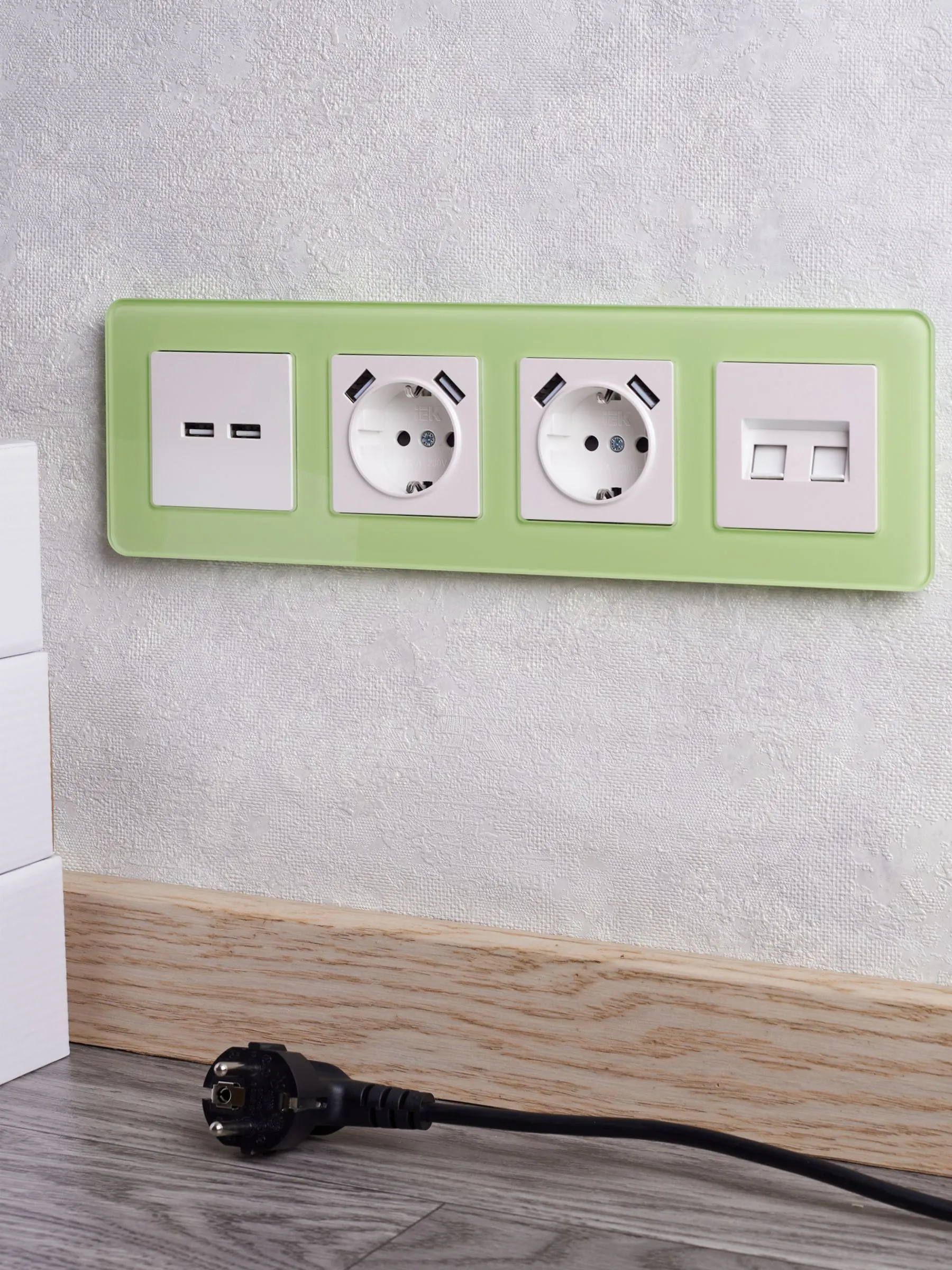 BRITE Розетка 1-местная с заземлением с защитными шторками 16А с USB A+A 5В 2,1А РЮш10-1-БрЖ жемчуг IEK - Фото 5