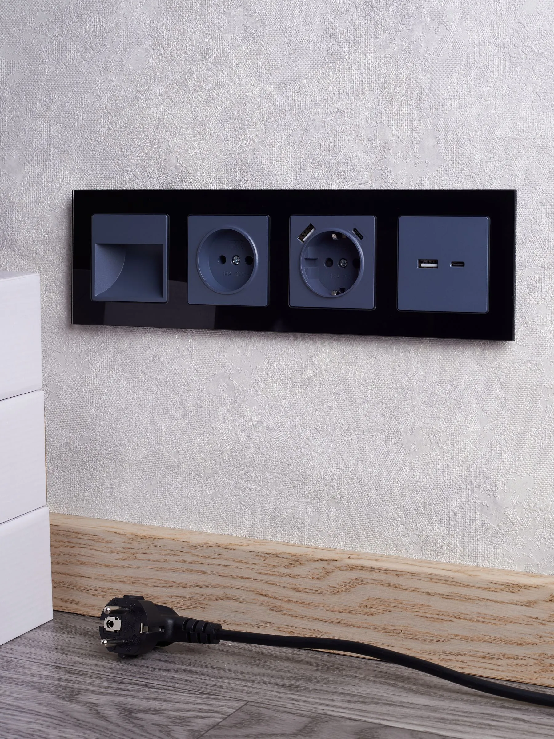 BRITE Рамка 4 -местная РУ-4-2-БрЧ стекло черный IEK - Фото 7