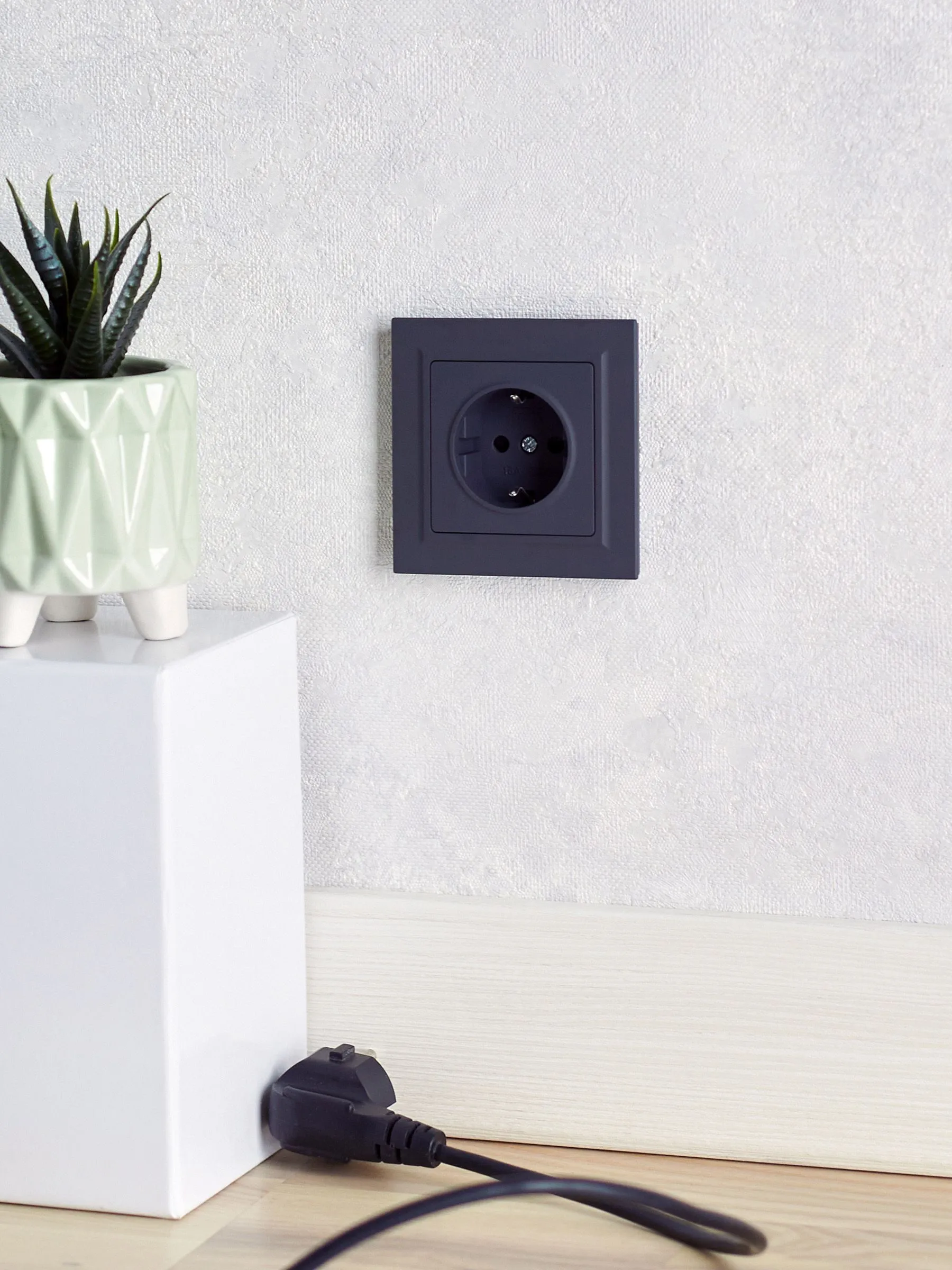 BRITE Розетка 1-местная с заземлением с защитными шторками 16А РС14-1-0-БрГ графит IEK - Фото 2