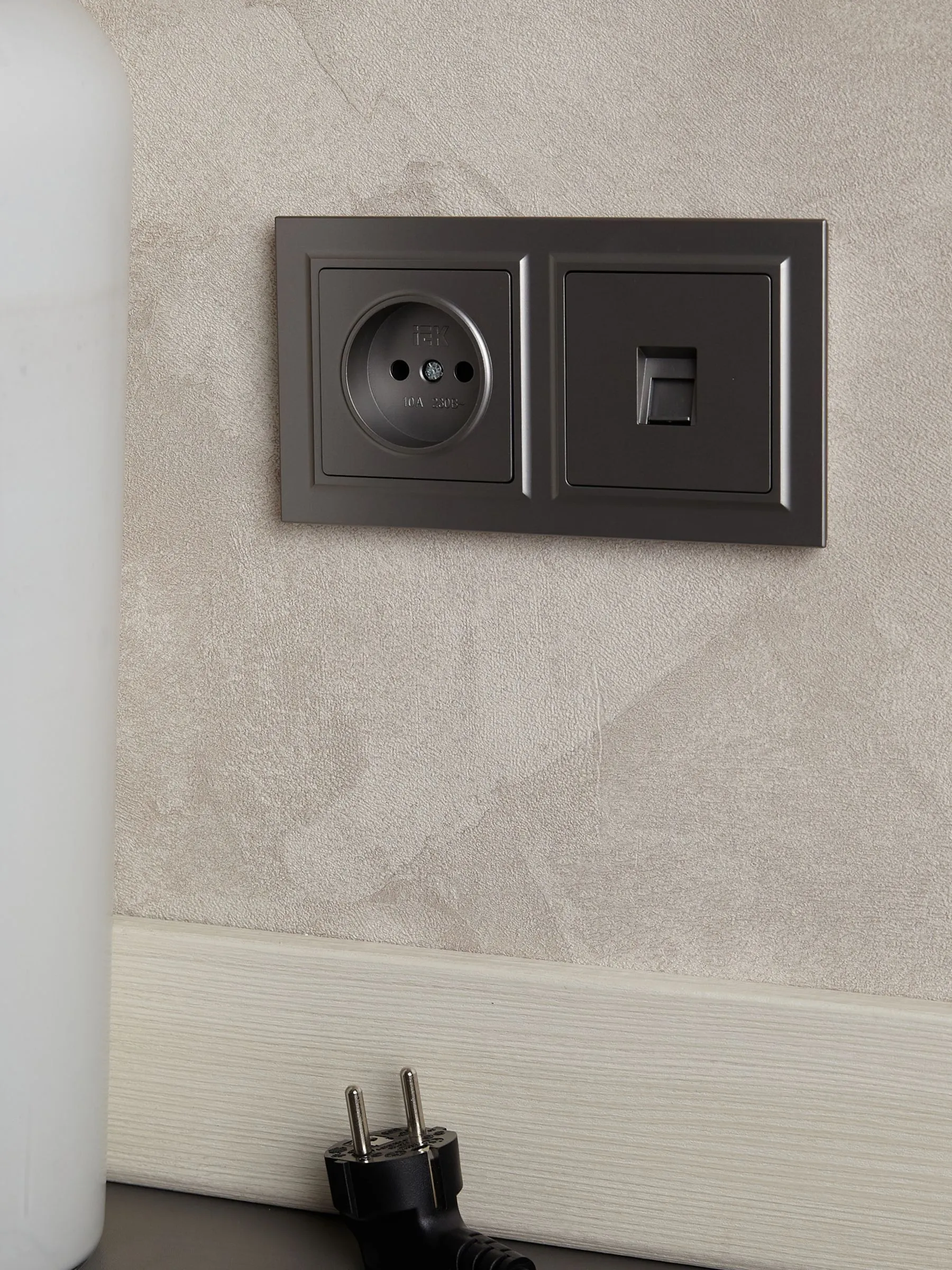 BRITE Розетка 1-местная без заземления без защитных шторок 10А РС10-1-0-БрС сталь IEK - Фото 4