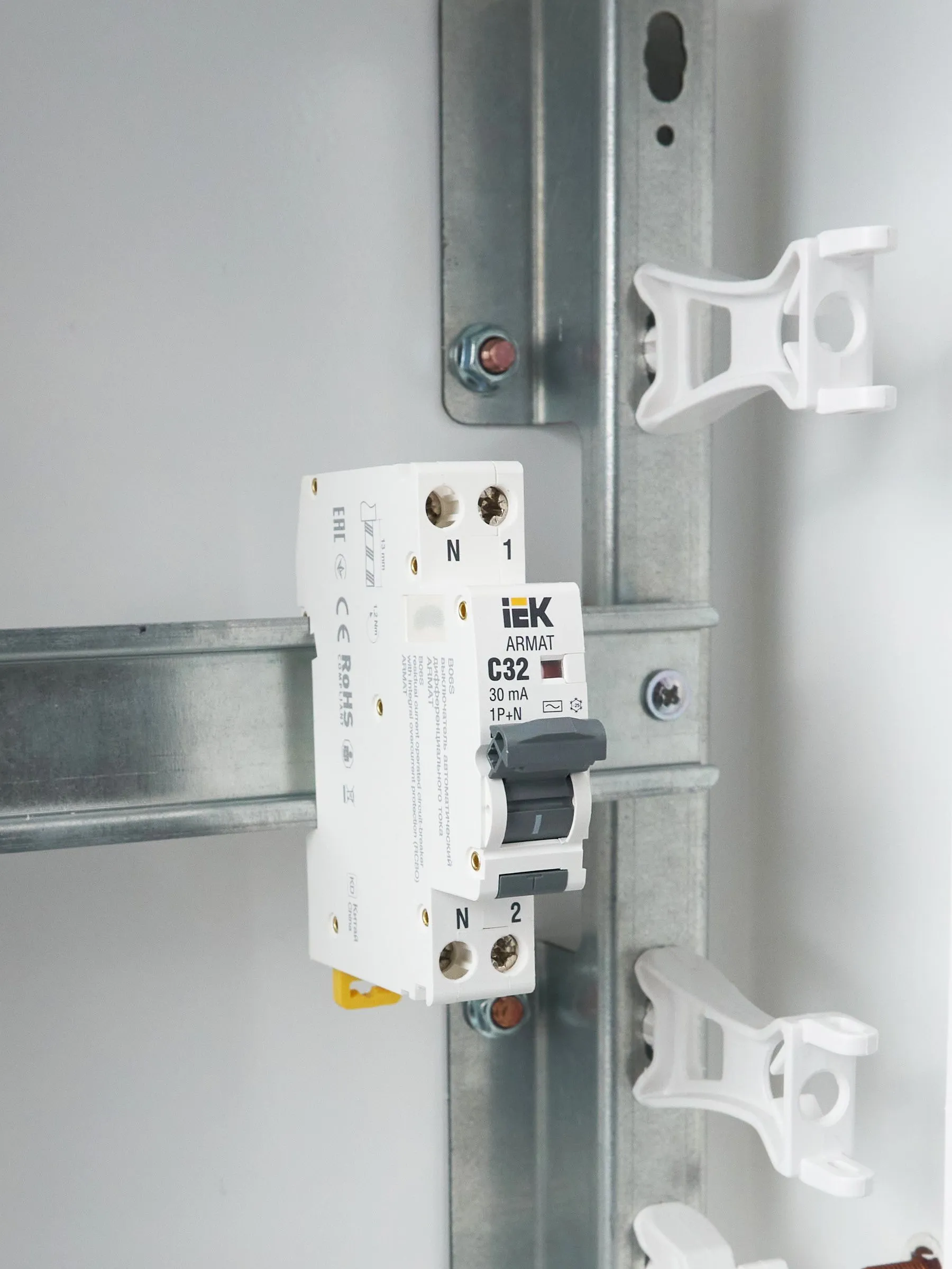 ARMAT Автоматический выключатель дифференциального тока B06S 1P+NP C32 30мА тип AC (18мм) IEK - Фото 4