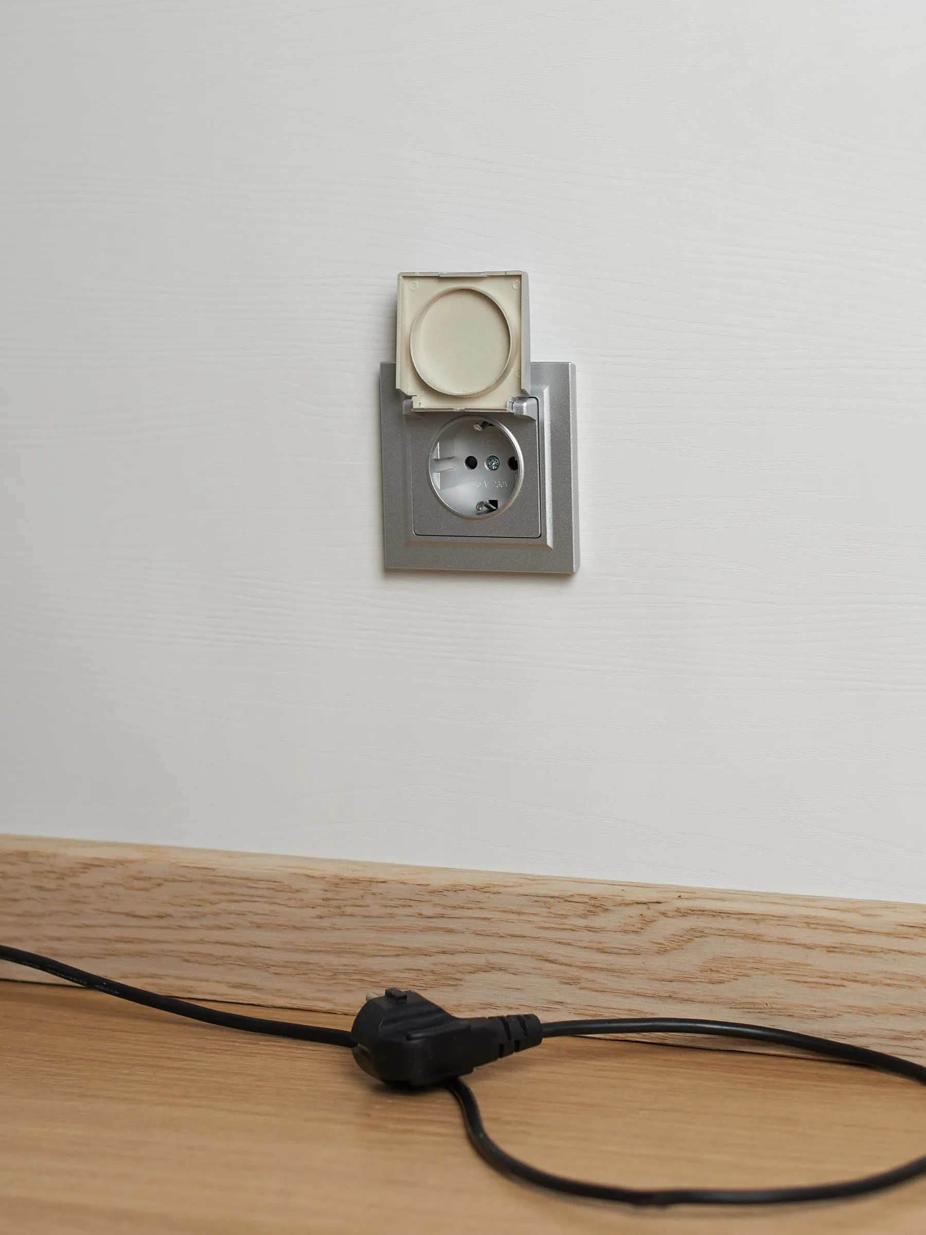 BRITE Розетка 1-местная с заземлением с защитными шторками и крышкой 16А IP44 РСбш10-3-44-БрА алюминий IEK - Фото 4