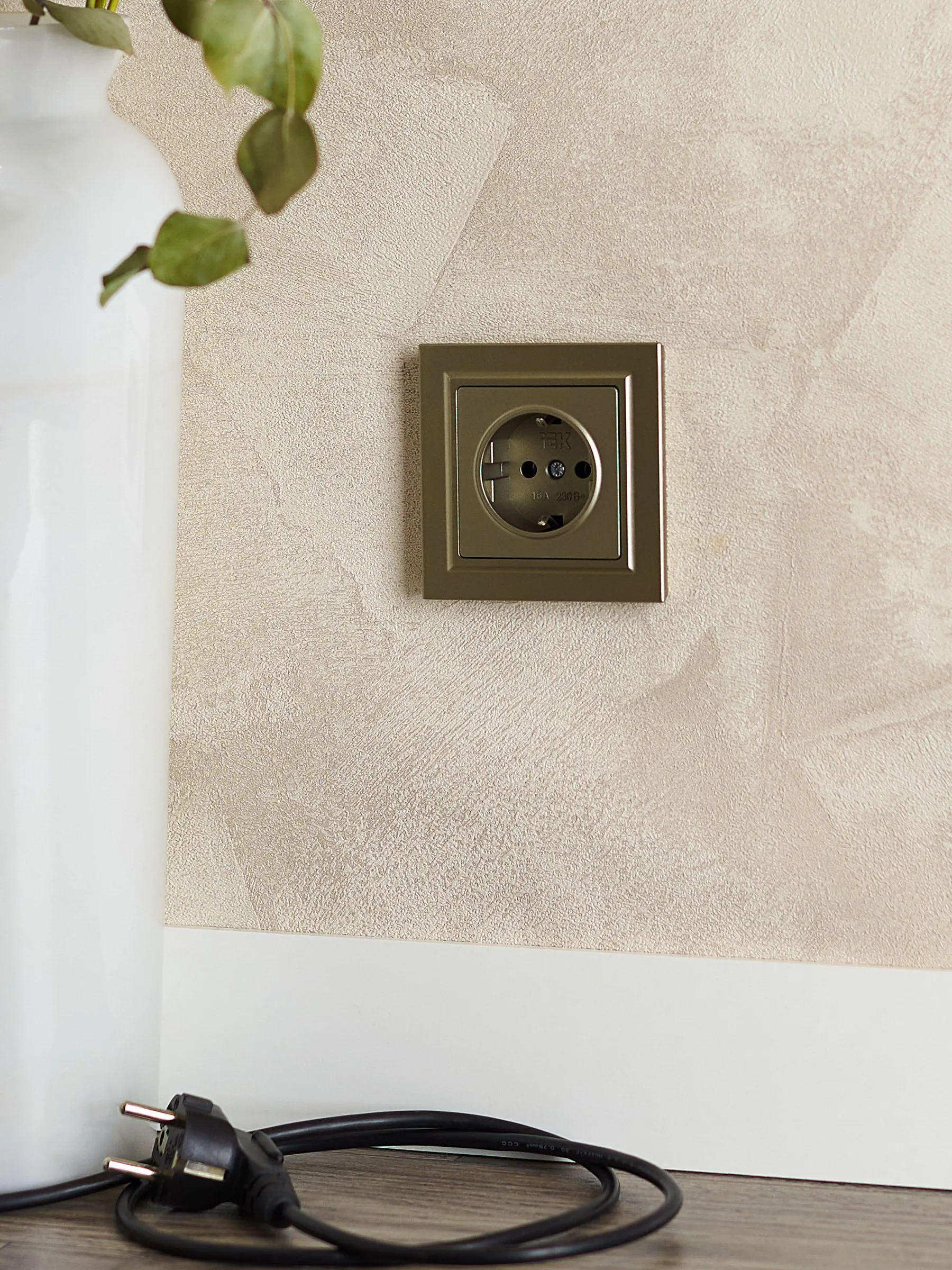 BRITE Розетка 1-местная с заземлением без защитных шторок 16А РС11-1-0-БрШ шампань IEK - Фото 7