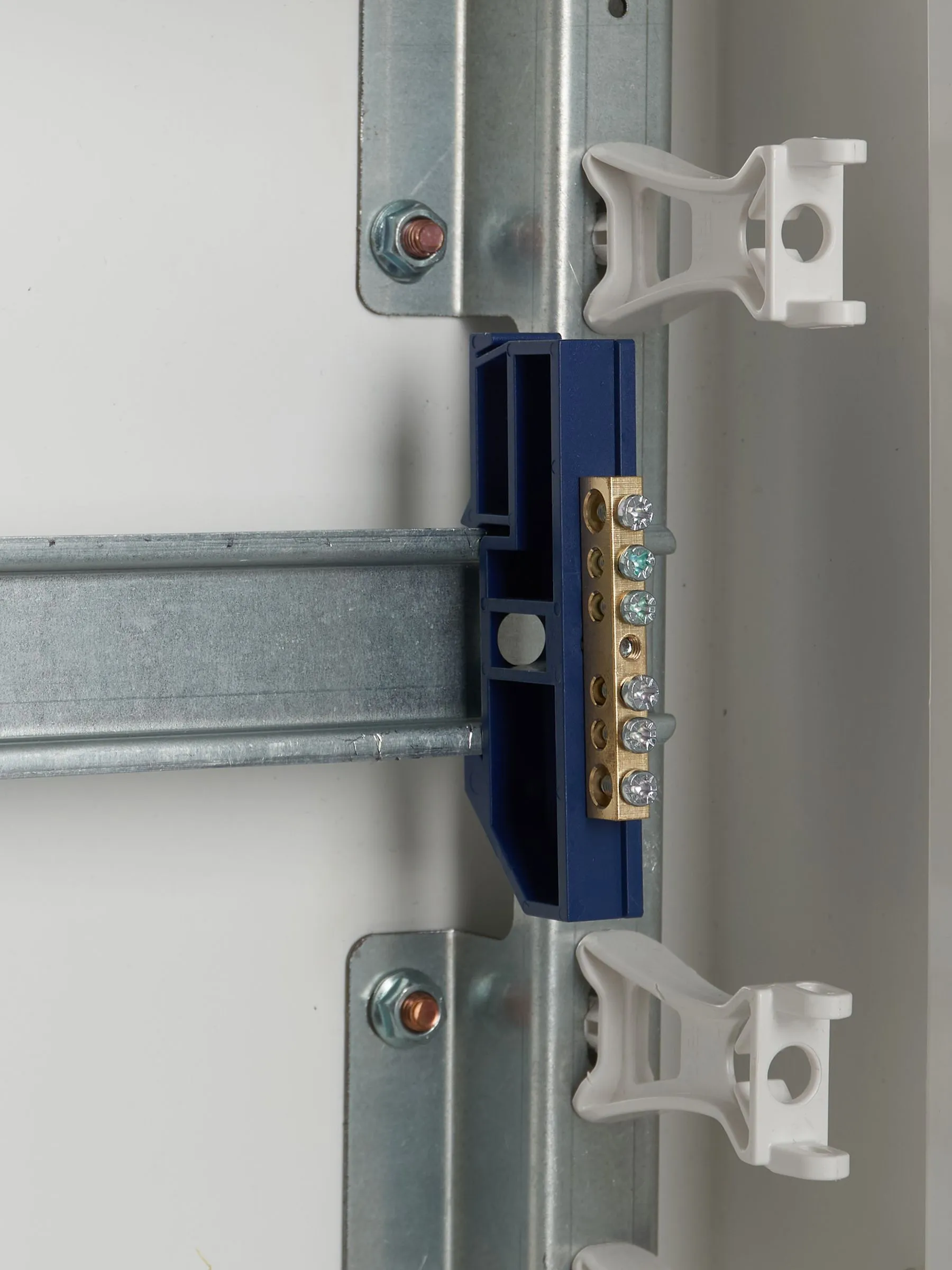 Шина N "ноль" на DIN-изол ШНИ-6х9-6-Д-С IEK - Фото 2