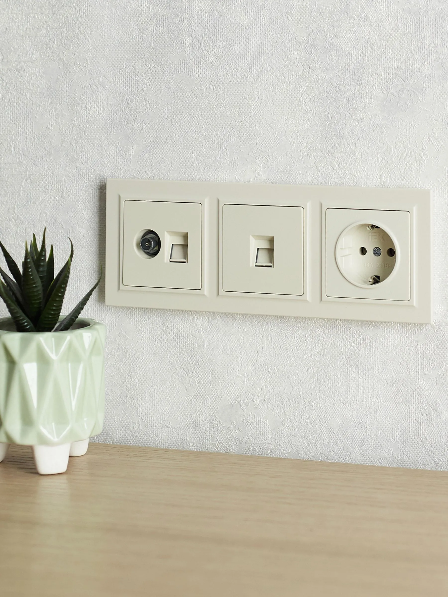 BRITE Рамка 3-местная РУ-3-БрКр бежевый IEK - Фото 4