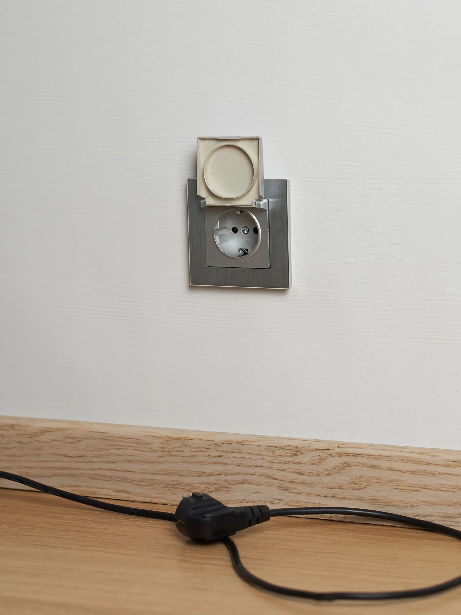 BRITE Розетка 1-местная с заземлением с защитными шторками и крышкой 16А IP20 РСбш10-3-БрА алюминий IEK - Фото 3