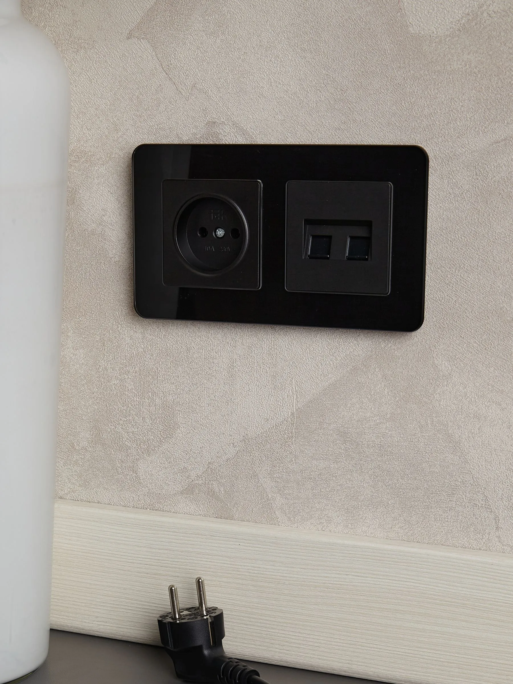 BRITE Розетка 1-местная без заземления без защитных шторок 10А РС10-1-0-БрЧ черный IEK - Фото 4