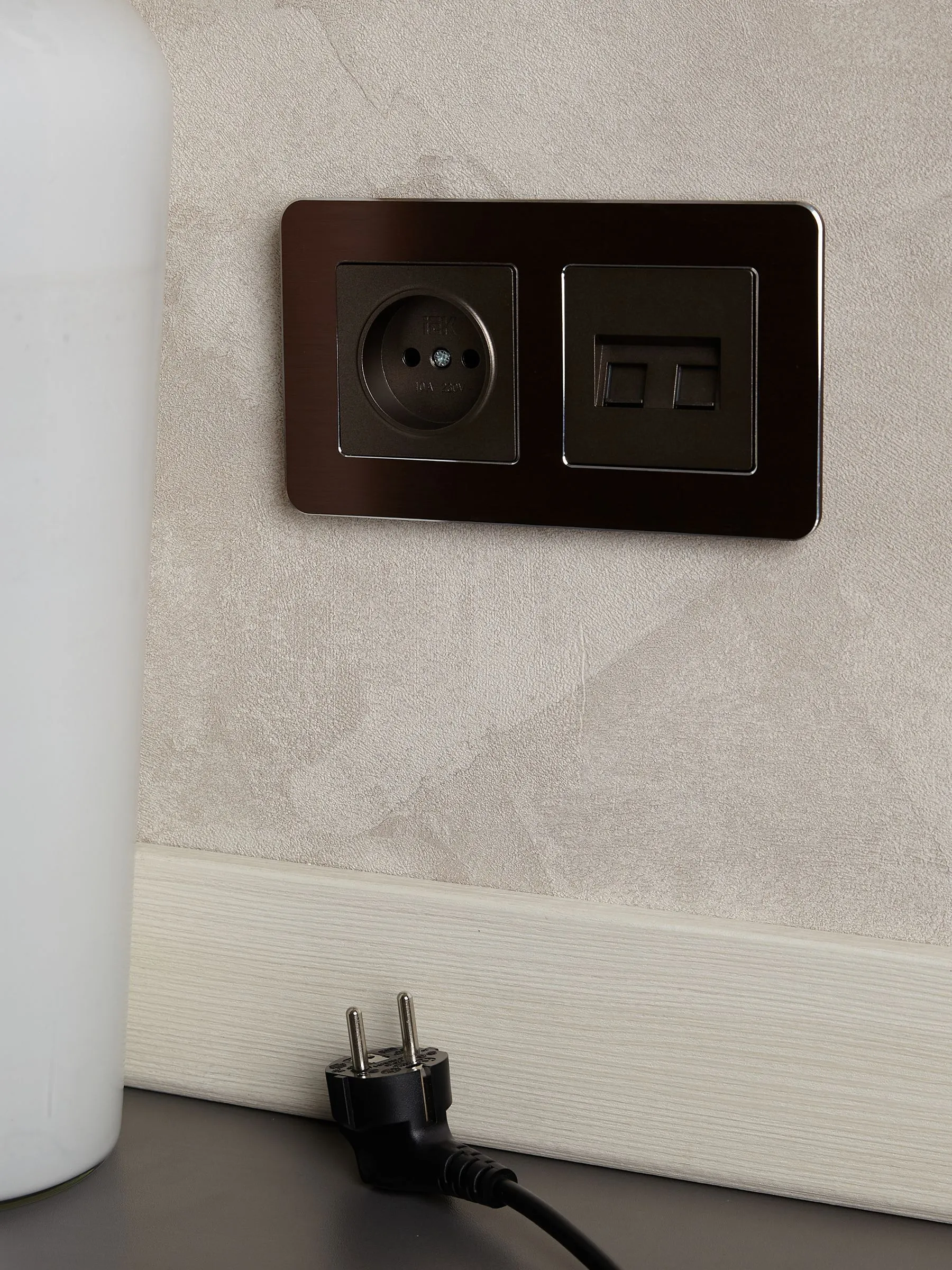 BRITE Розетка 1-местная без заземления без защитных шторок 10А РС10-1-0-БрТБ темная бронза IEK - Фото 4