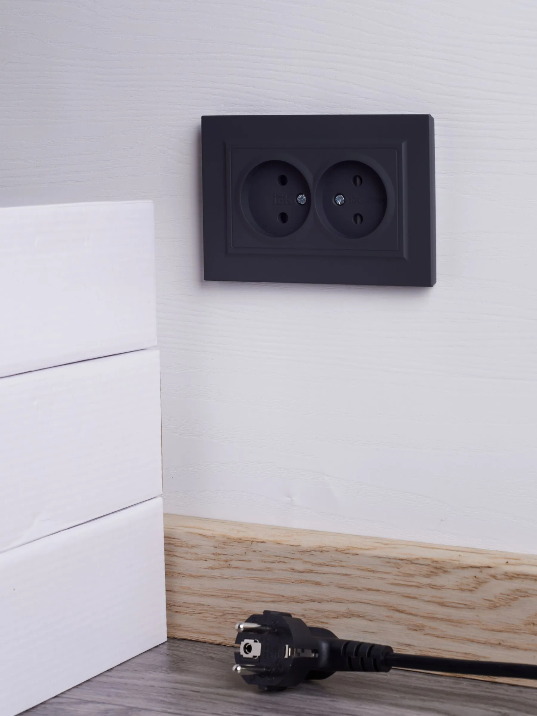 BRITE Розетка 2-местная без заземления с защитными шторками 10А в сборе РСш12-2-БрГ графит IEK - Фото 6