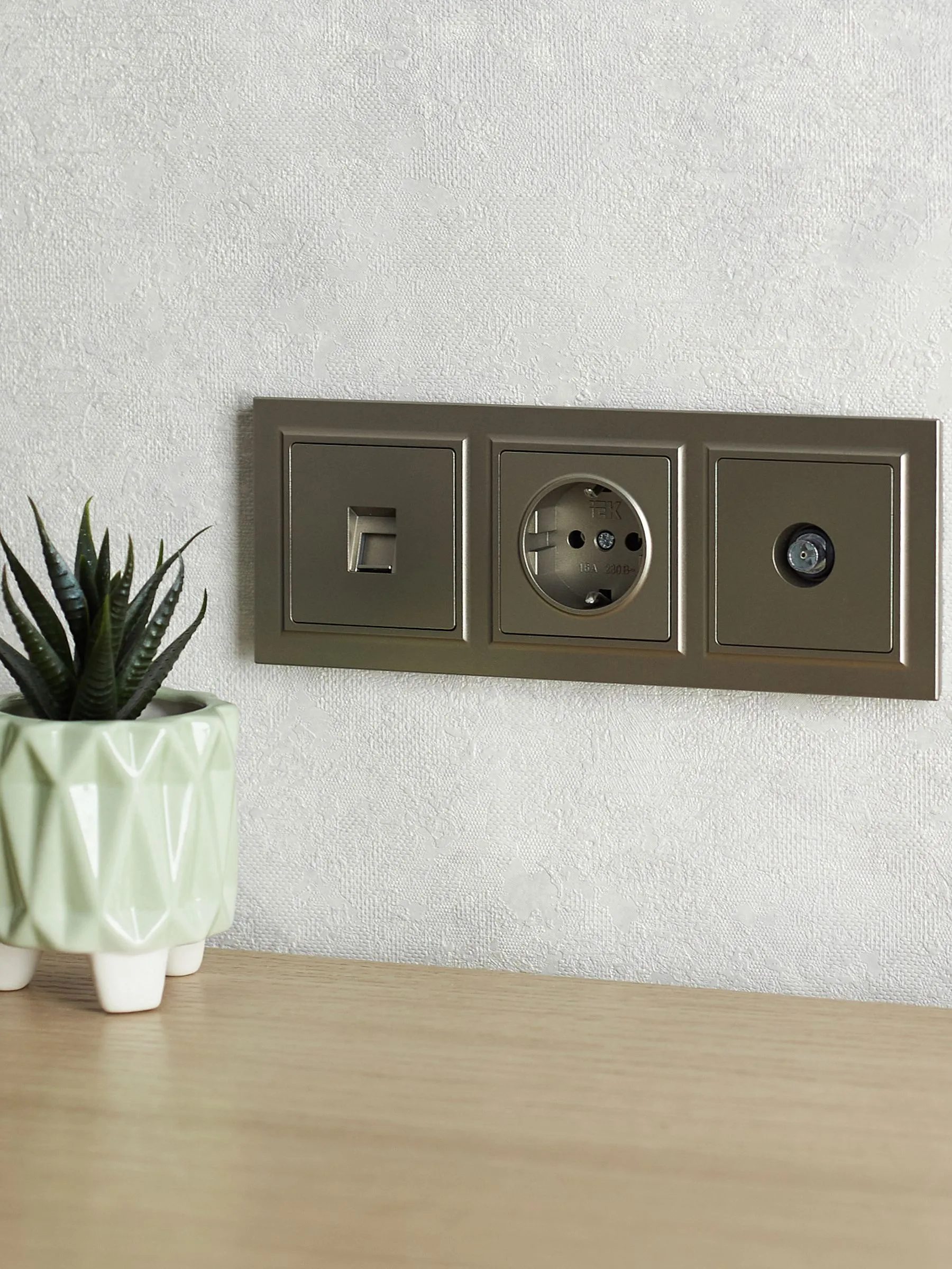 BRITE Рамка 3-местная РУ-3-БрШ шампань IEK - Фото 3