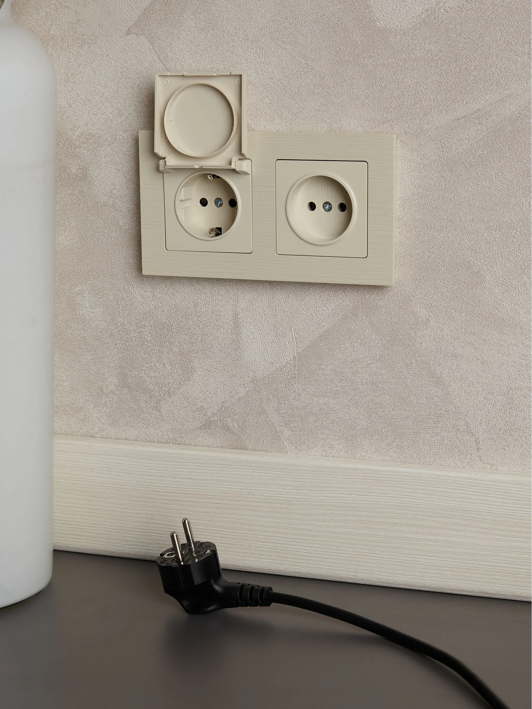 BRITE Розетка 1-местная с заземлением с защитными шторками и крышкой 16А IP20 РСбш10-3-БрКр бежевый IEK - Фото 5