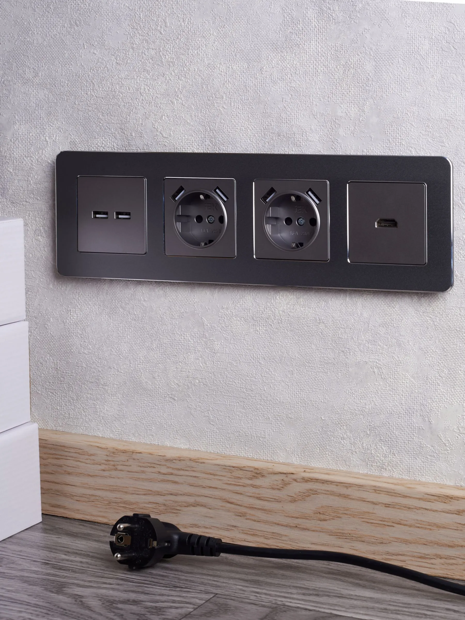 BRITE Розетка 1-местная с заземлением с защитными шторками 16А с USB A+A 5В 2,1А РЮш10-1-БрС сталь IEK - Фото 7